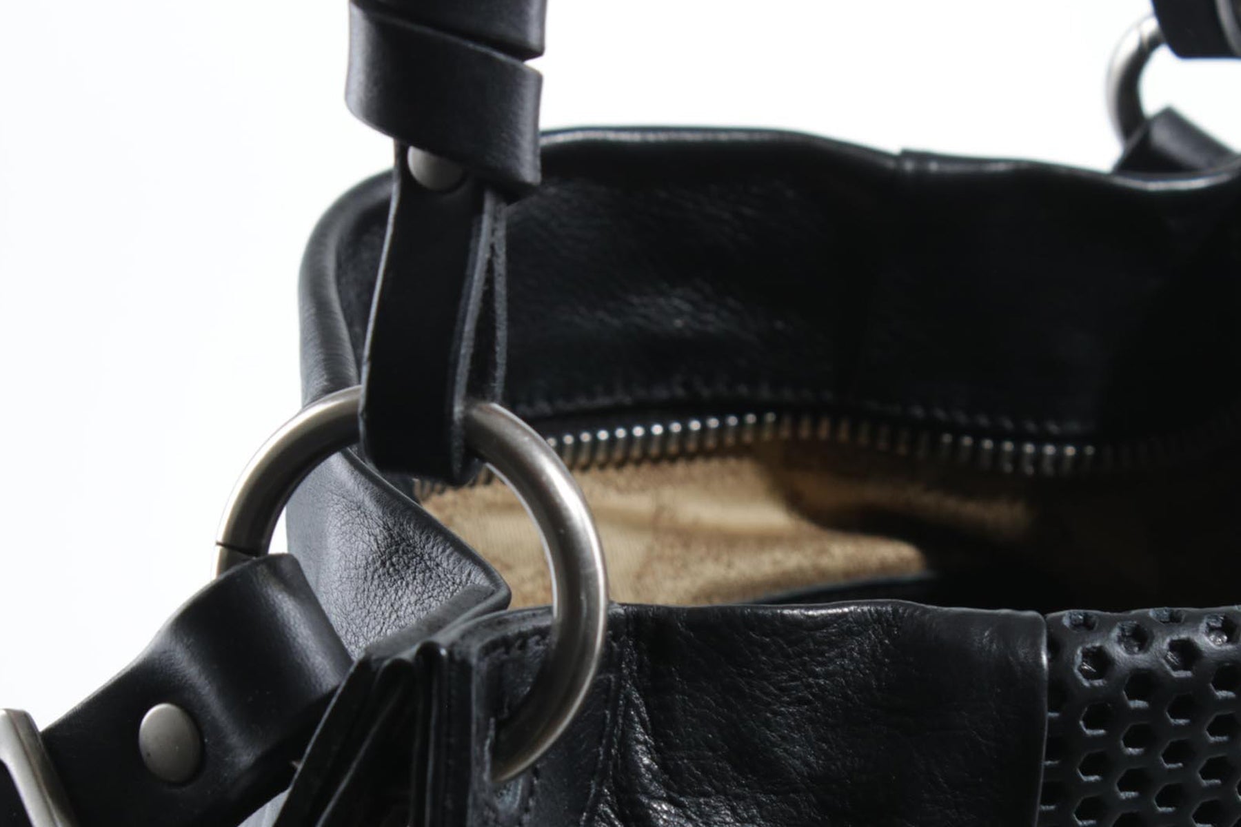 Schultertasche & Crossbody aus perforiertem Leder in Schwarz Taschen Crossbody & Schultertasche A.S. 98