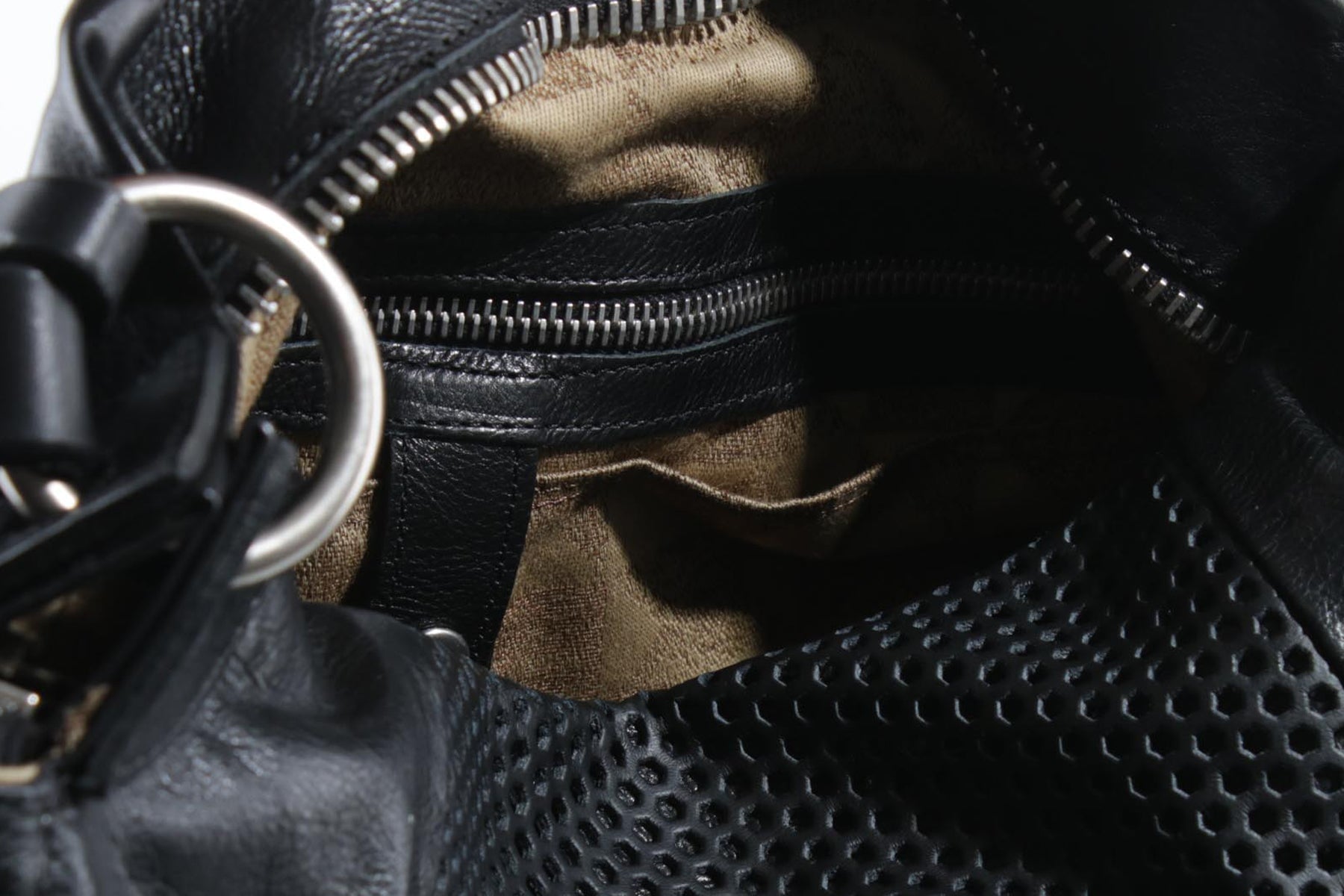 Schultertasche & Crossbody aus perforiertem Leder in Schwarz Taschen Crossbody & Schultertasche A.S. 98