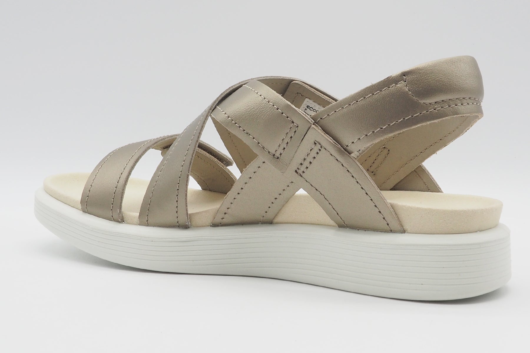 Softe Damen Sandale mit Tieffussbet aus Metallicleder in Platin Damen Sandalen Ecco