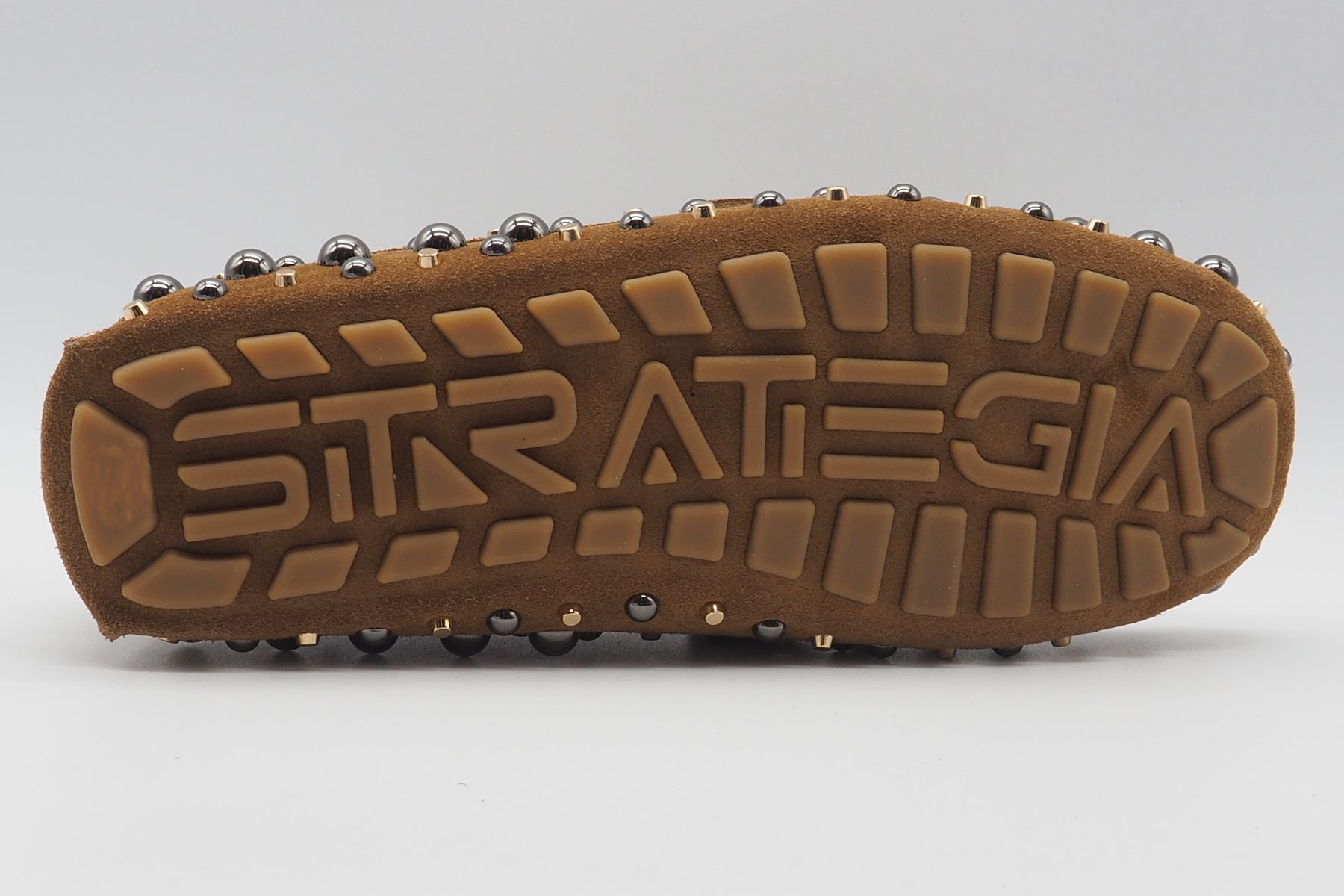 Stylischer Damen Moccassin aus Velours in Braun mit Nieten & Steinen Damen Loafers & Schnürer Strategia
