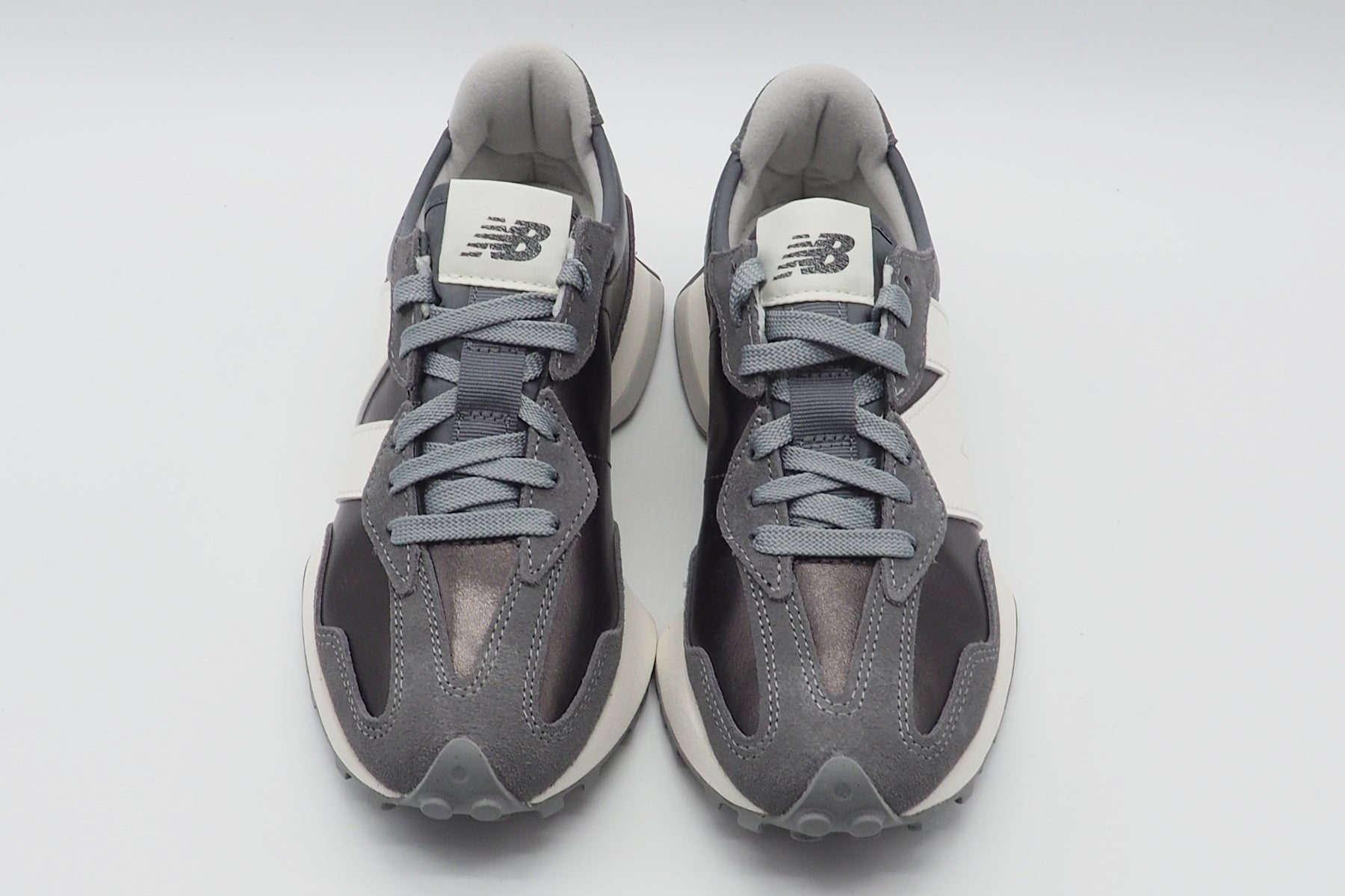 Stylischer Damen Sneaker 327 Metallicleder & Grau Damen Sneaker New Balance