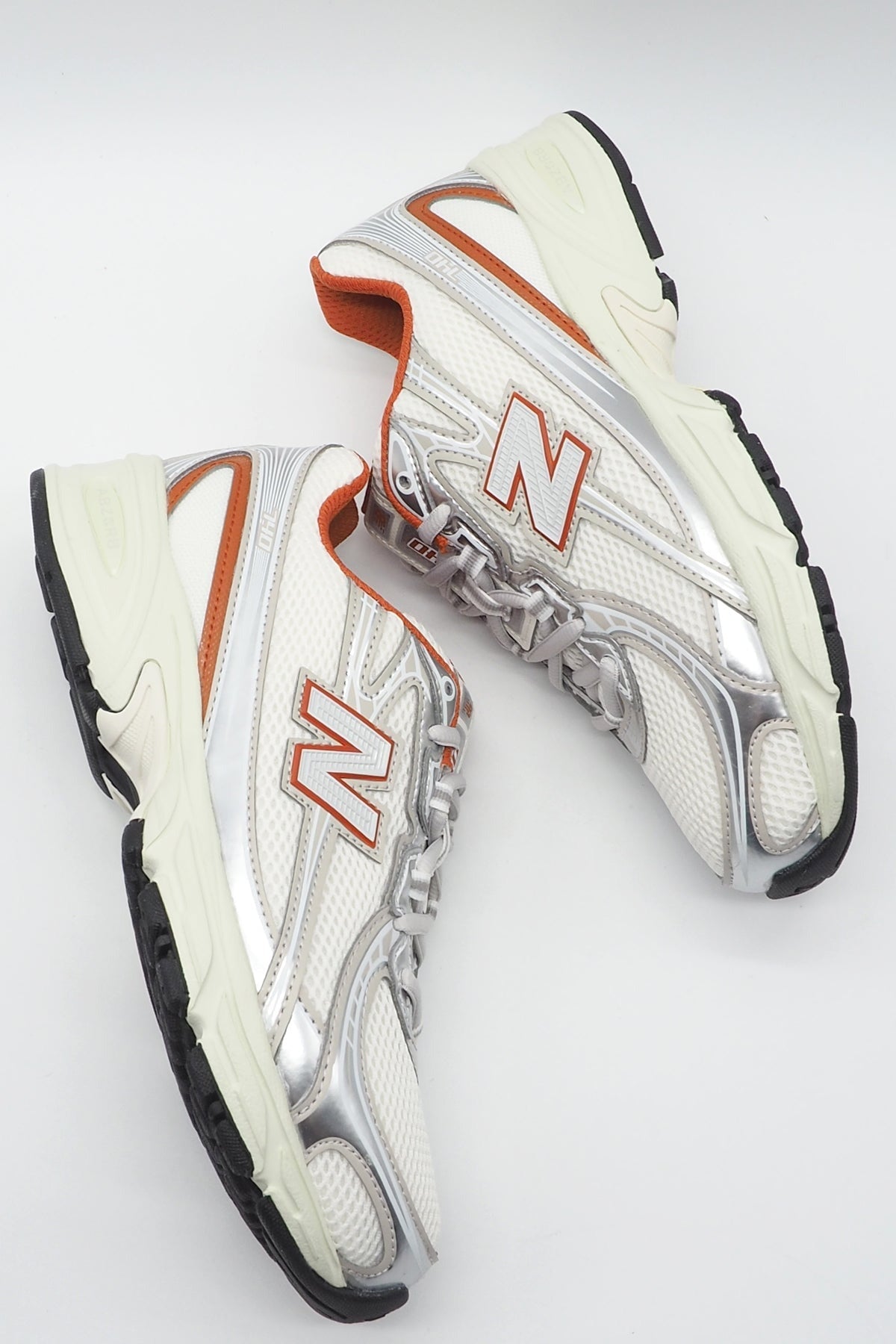 Stylischer Damen Sneaker 740 aus Mesh & Eco-Pelle in Weiß, Silber & Orange Damen Sneaker New Balance