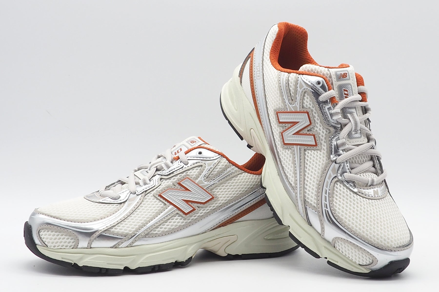 Stylischer Damen Sneaker 740 aus Mesh & Eco-Pelle in Weiß, Silber & Orange Damen Sneaker New Balance