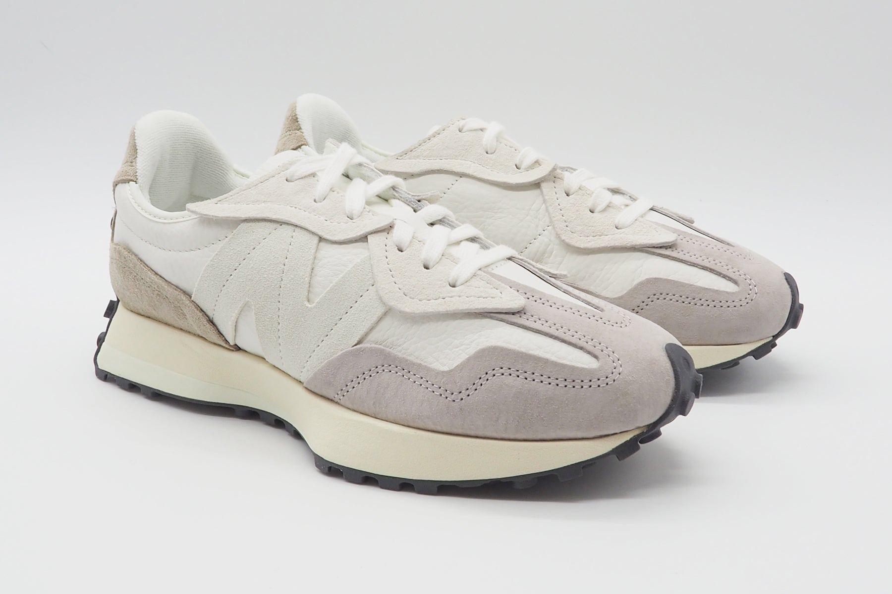 Stylischer Damen Sneaker U327WGA aus softem Leder in Offwhite Damen Sneaker New Balance