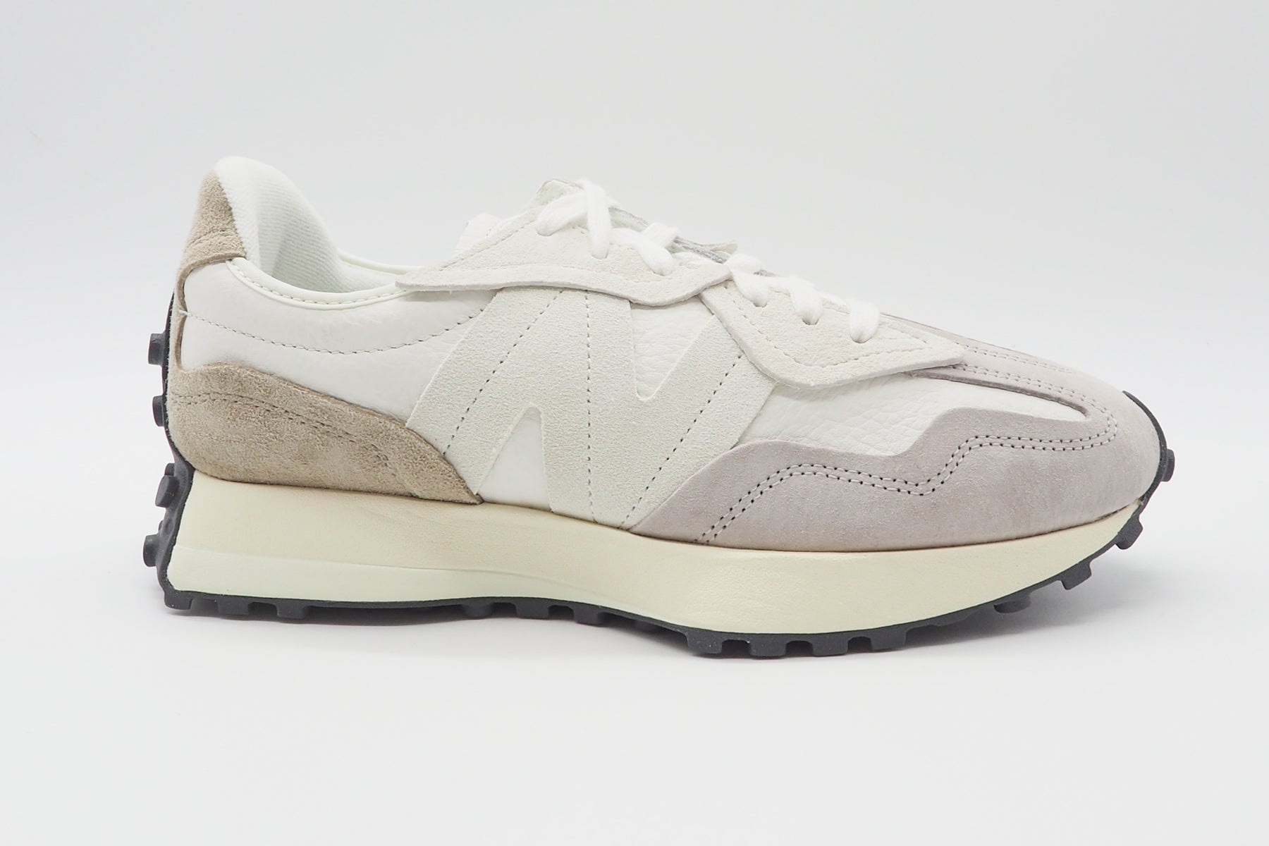 Stylischer Damen Sneaker U327WGA aus softem Leder in Offwhite Damen Sneaker New Balance