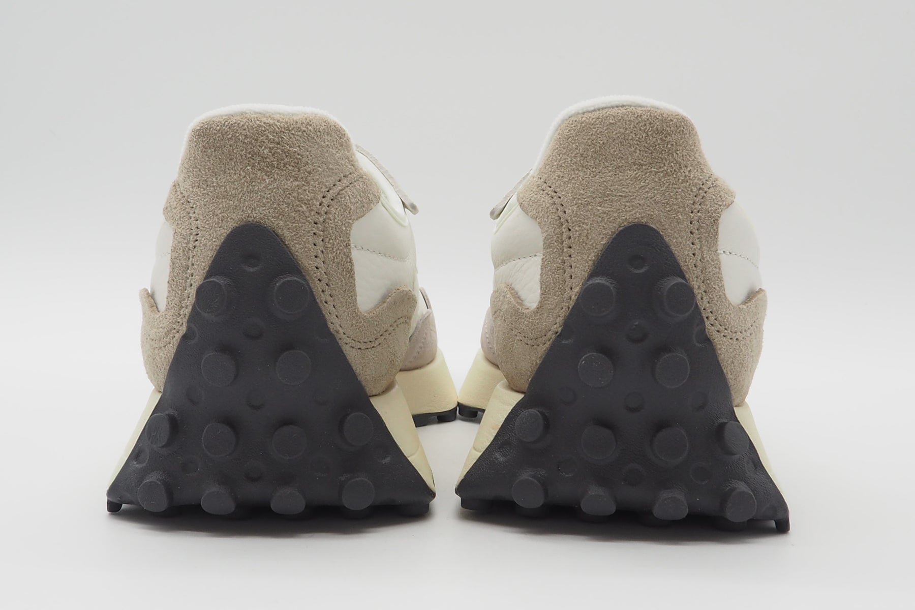 Stylischer Damen Sneaker U327WGA aus softem Leder in Offwhite Damen Sneaker New Balance