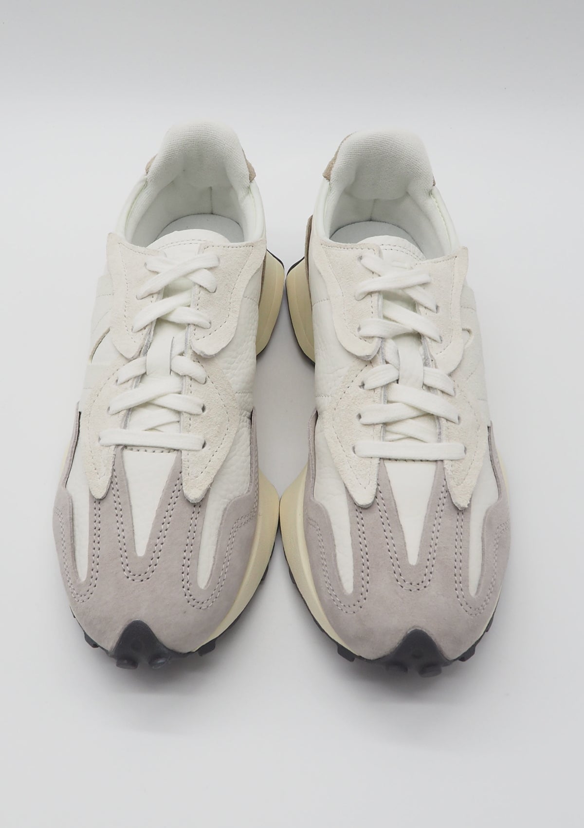 Stylischer Damen Sneaker U327WGA aus softem Leder in Offwhite Damen Sneaker New Balance