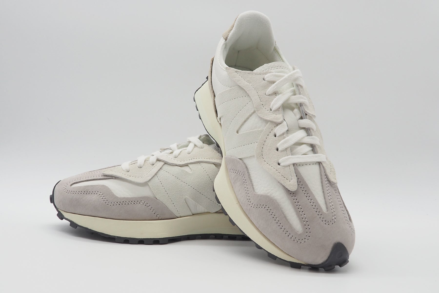 Stylischer Damen Sneaker U327WGA aus softem Leder in Offwhite Damen Sneaker New Balance