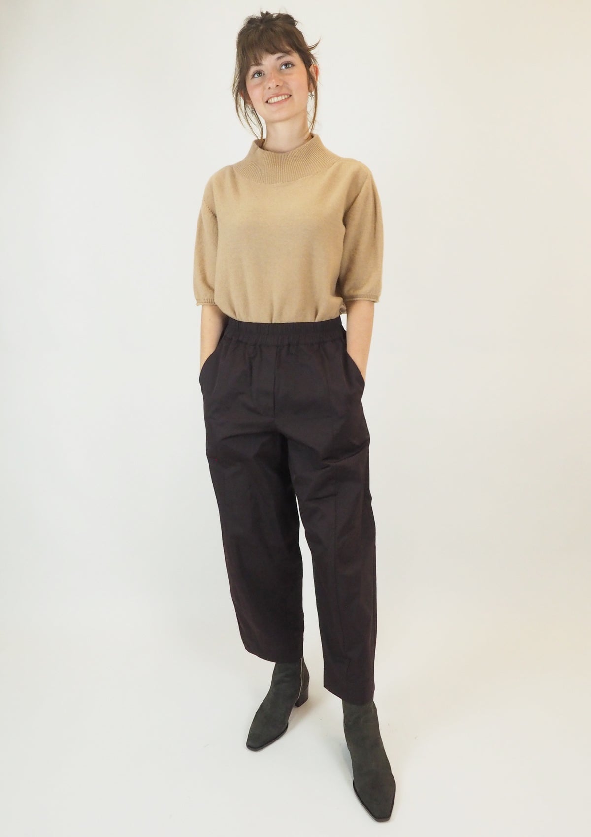 Weit geschnittene Damenhose mit elastischem Bund in Braun - verkürztes Bein Damen Hose Psophia