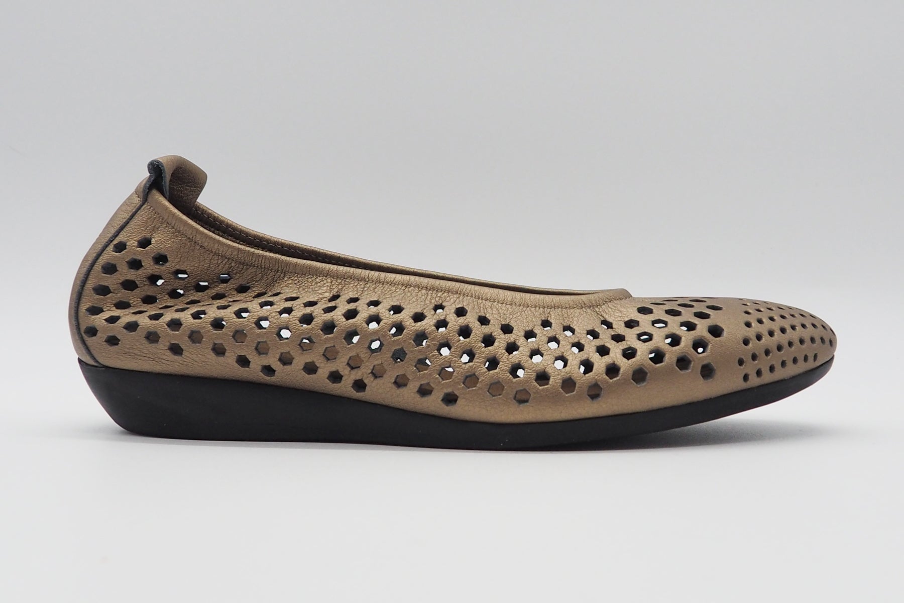 Damen Ballerina aus perforiertem Mettalicleder in Bronze - Absatz 2cm - Onakho Damen Ballerinas Arche