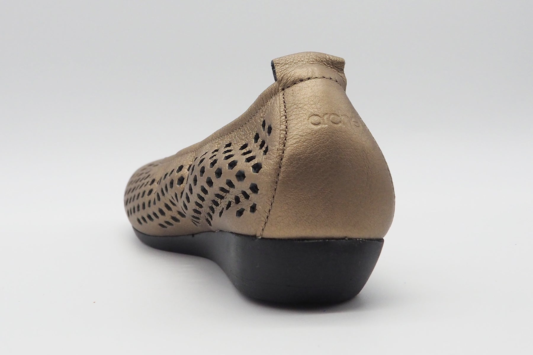 Damen Ballerina aus perforiertem Mettalicleder in Bronze - Absatz 2cm - Onakho Damen Ballerinas Arche