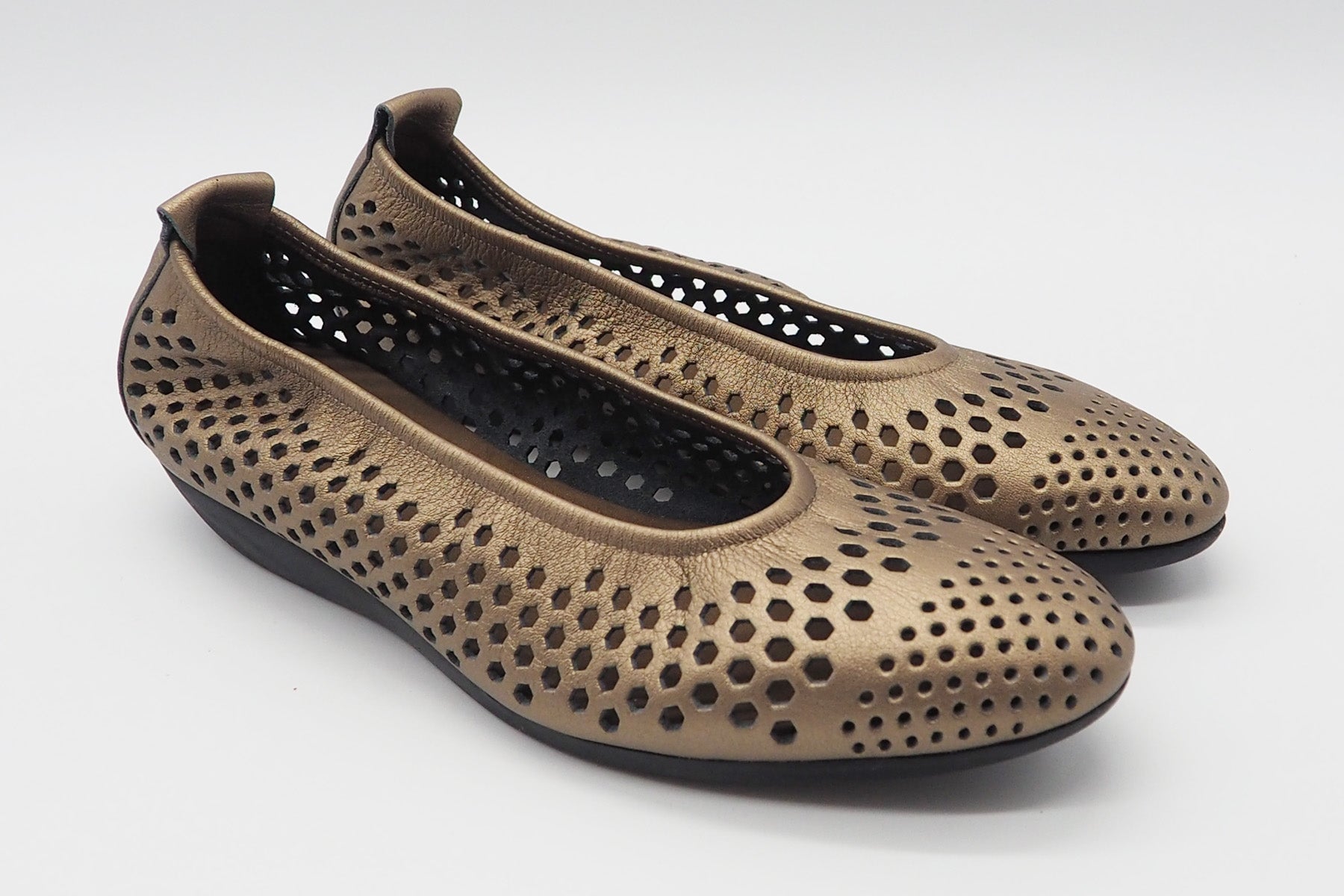 Damen Ballerina aus perforiertem Mettalicleder in Bronze - Absatz 2cm - Onakho Damen Ballerinas Arche