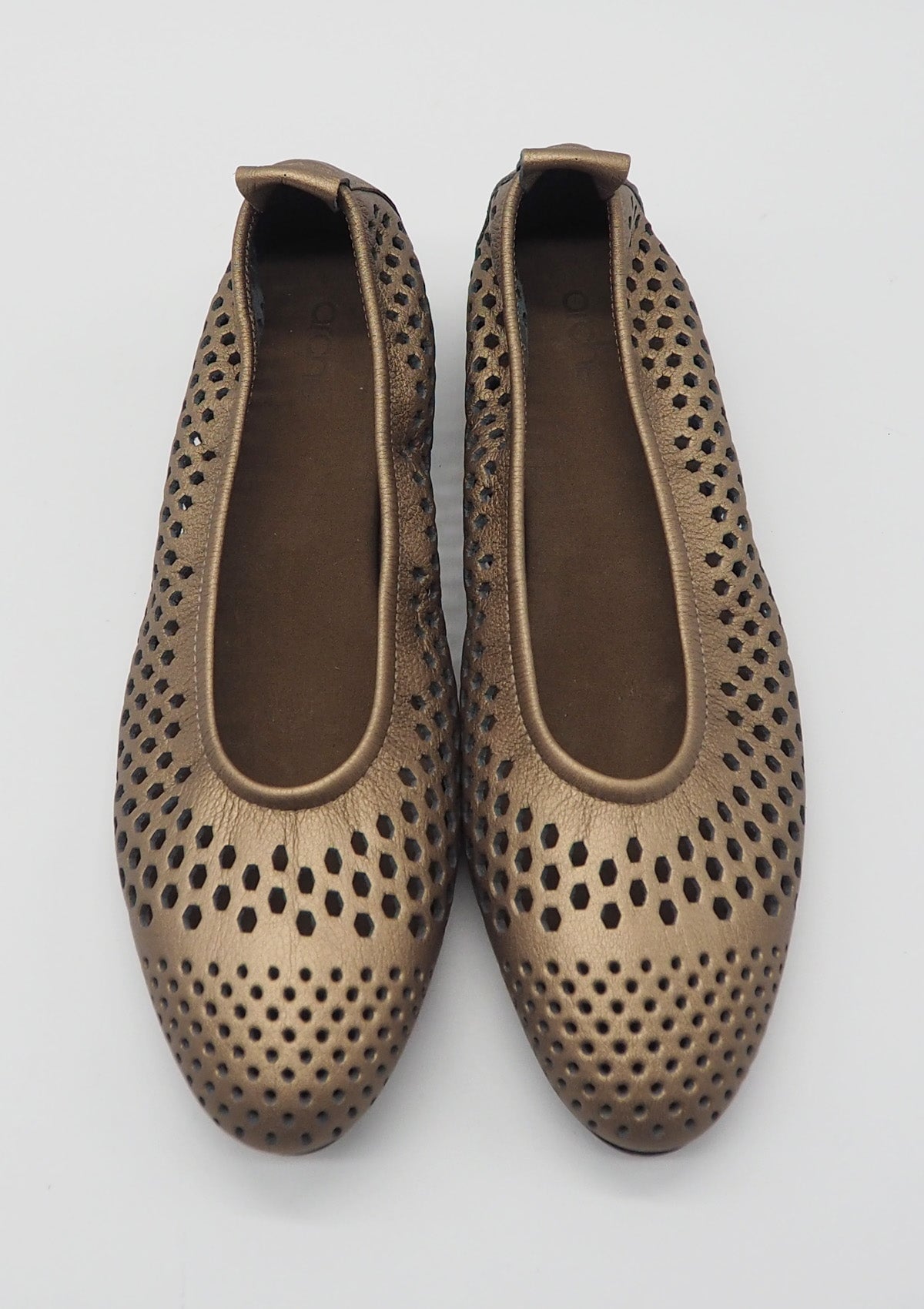 Damen Ballerina aus perforiertem Mettalicleder in Bronze - Absatz 2cm - Onakho Damen Ballerinas Arche