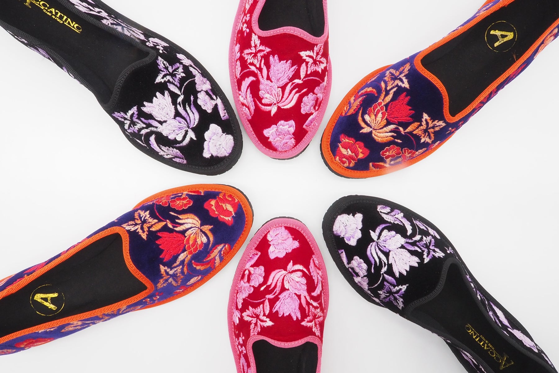 Damen Ballerina Schuhe aus lilafarbigem Samt mit Stickereien in Multicolor-Abstufung Damen Ballerinas A.