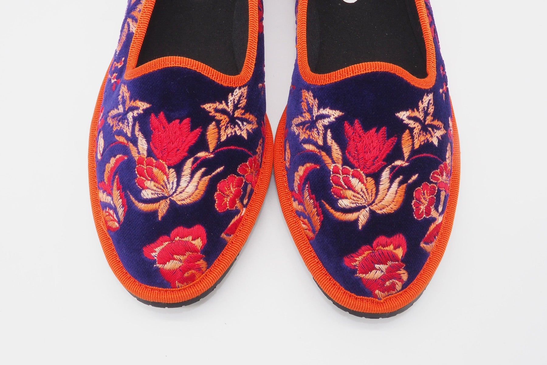 Damen Ballerina Schuhe aus lilafarbigem Samt mit Stickereien in Multicolor-Abstufung Damen Ballerinas A.