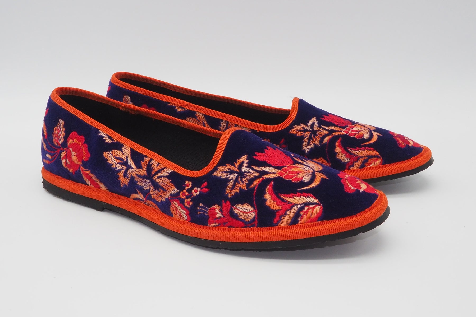 Damen Ballerina Schuhe aus lilafarbigem Samt mit Stickereien in Multicolor-Abstufung Damen Ballerinas A.