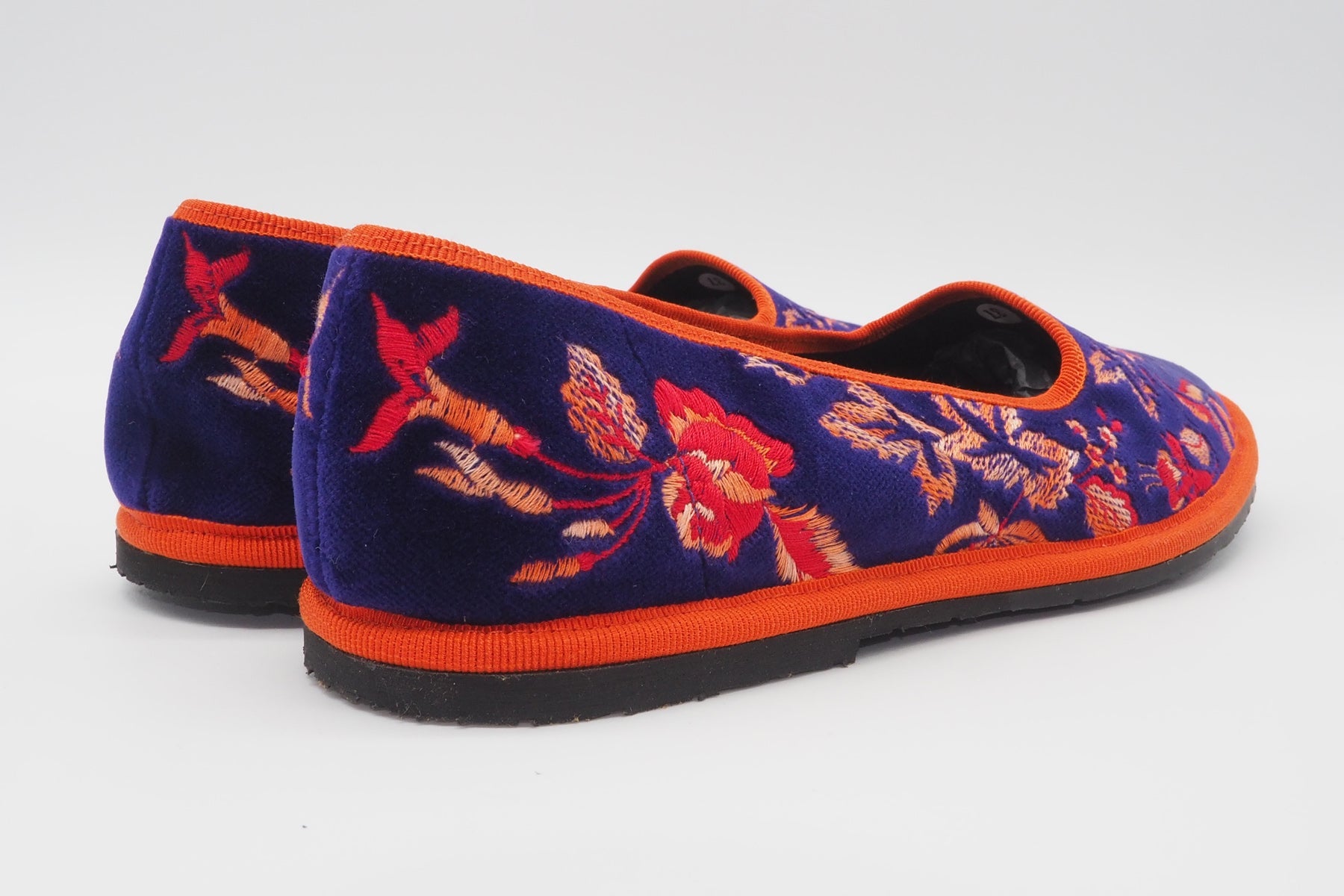 Damen Ballerina Schuhe aus lilafarbigem Samt mit Stickereien in Multicolor-Abstufung Damen Ballerinas A.