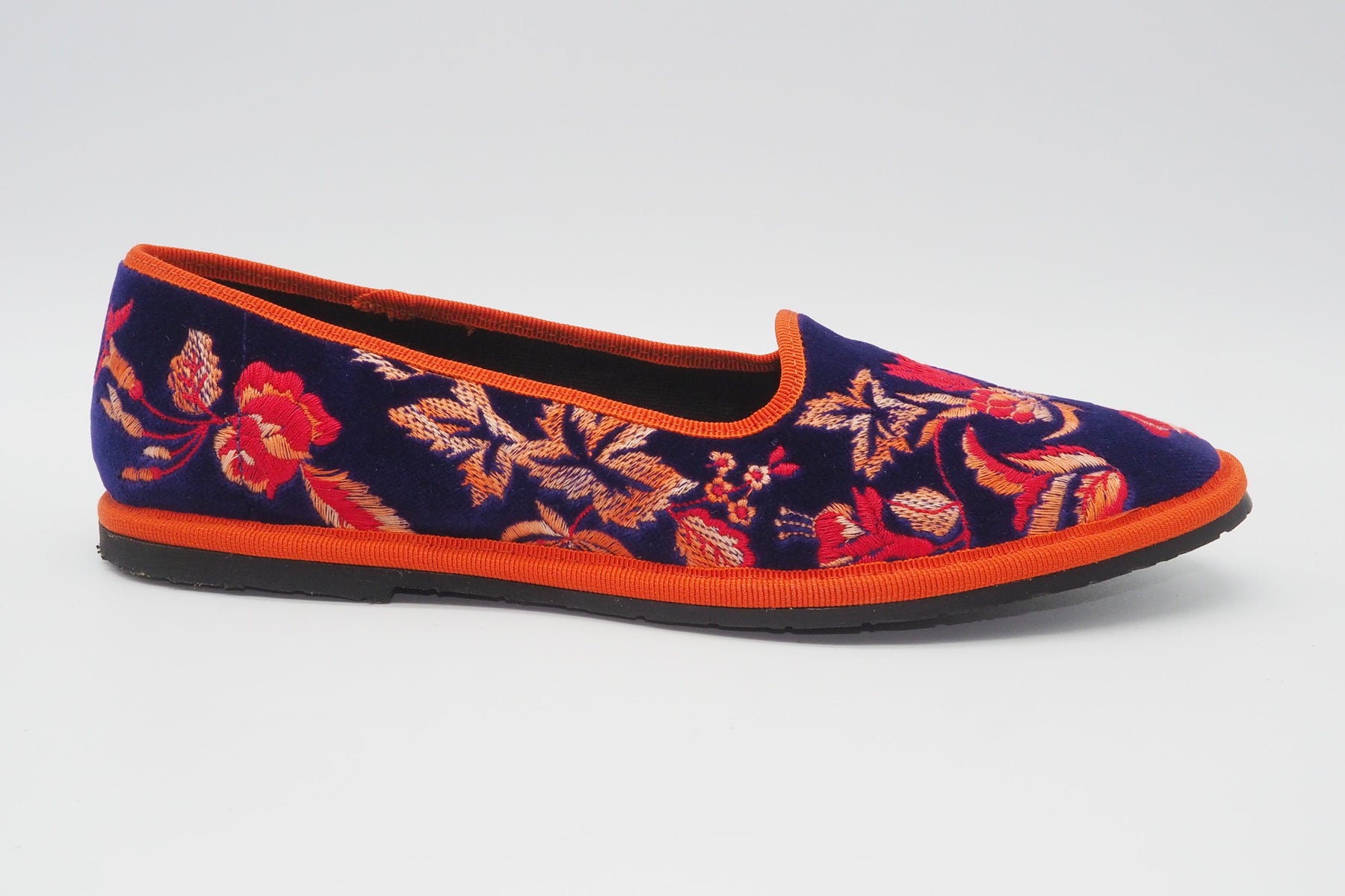 Damen Ballerina Schuhe aus lilafarbigem Samt mit Stickereien in Multicolor-Abstufung Damen Ballerinas A.