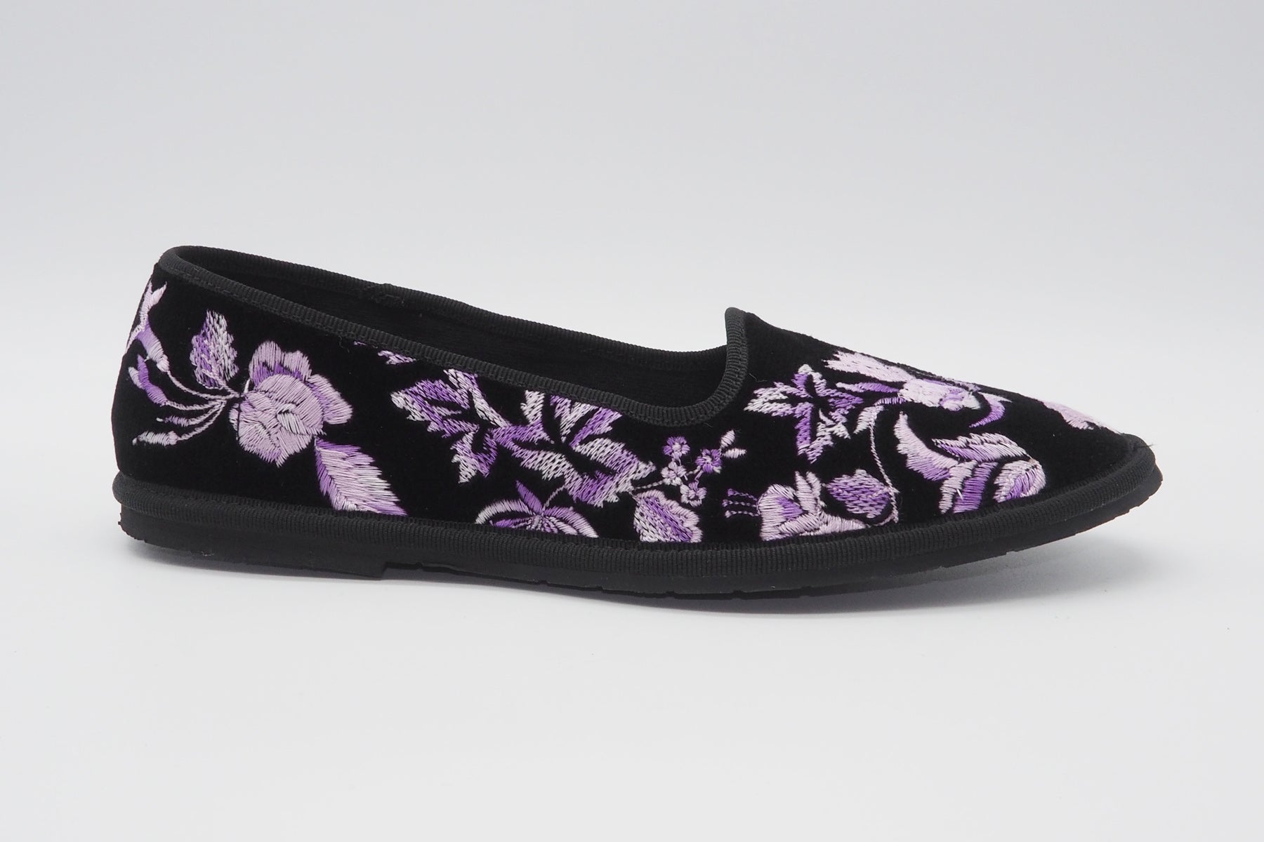 Damen Ballerina Schuhe aus schwarzem Samt mit Stickerei in Lila Abstufungen Damen Ballerinas A.