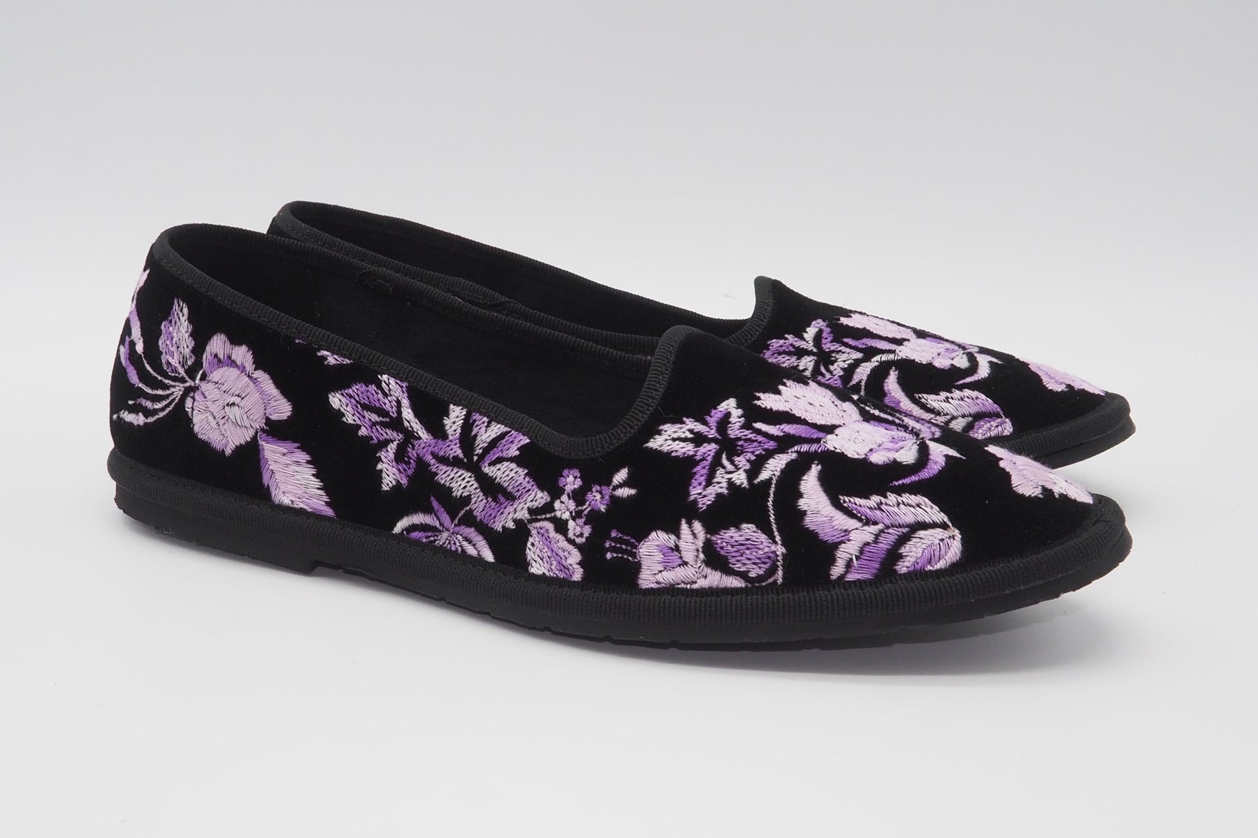 Damen Ballerina Schuhe aus schwarzem Samt mit Stickerei in Lila Abstufungen Damen Ballerinas A.