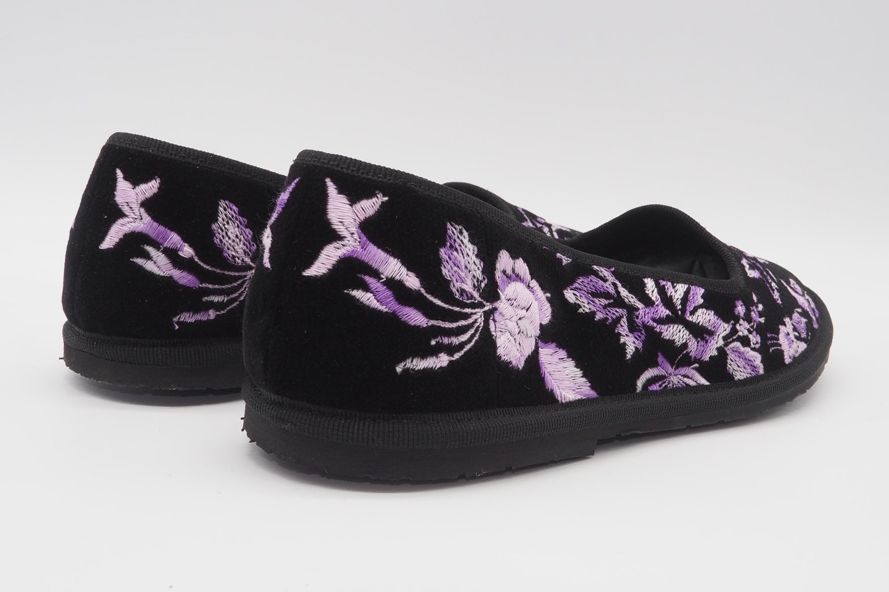 Damen Ballerina Schuhe aus schwarzem Samt mit Stickerei in Lila Abstufungen Damen Ballerinas A.