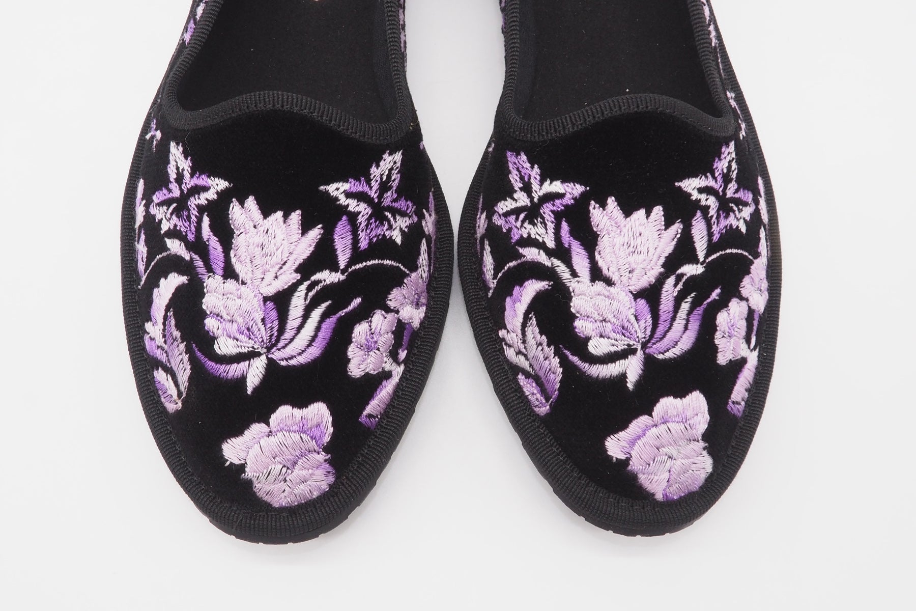 Damen Ballerina Schuhe aus schwarzem Samt mit Stickerei in Lila Abstufungen Damen Ballerinas A.