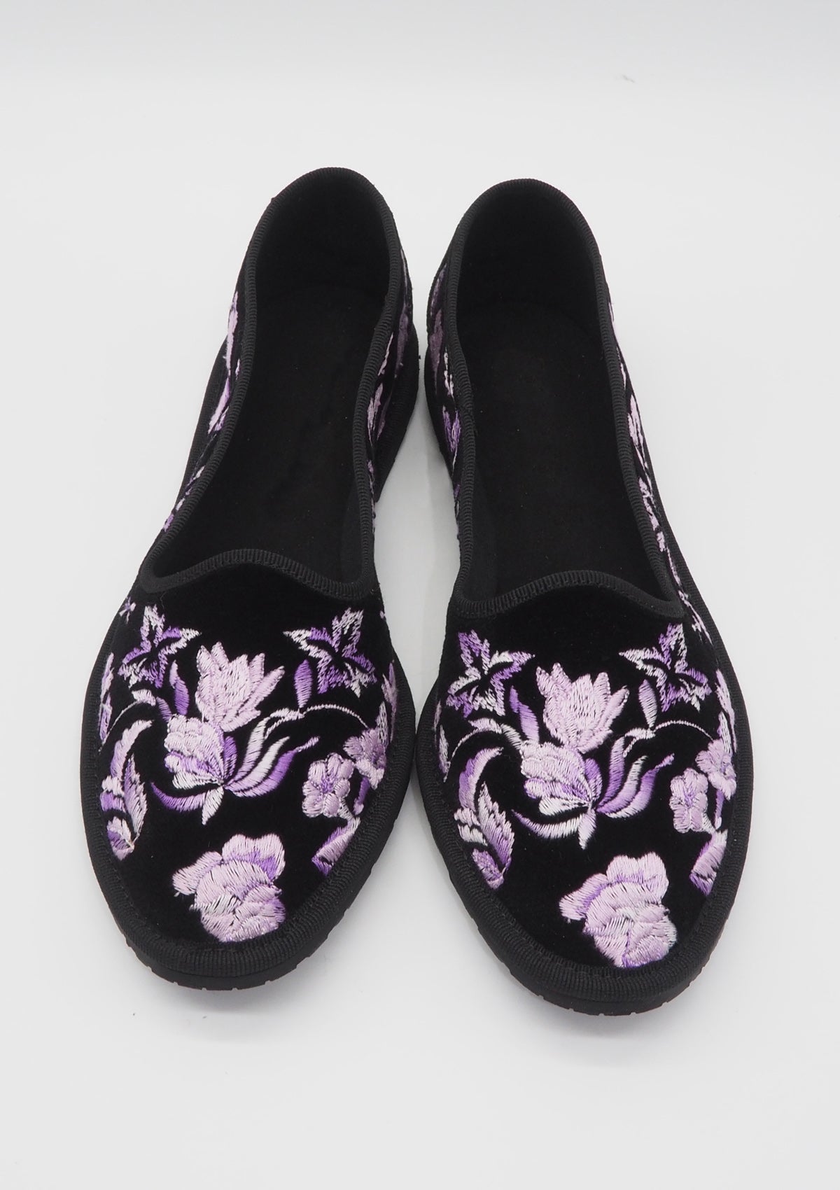Damen Ballerina Schuhe aus schwarzem Samt mit Stickerei in Lila Abstufungen Damen Ballerinas A.