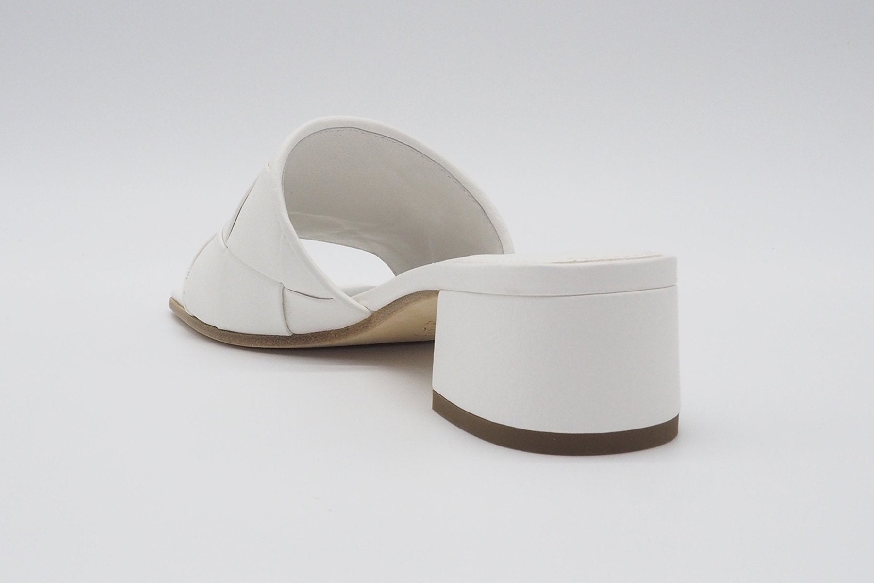 Damen Flechtpantolette mit sportivem Leder in Weiß Damen Mules & Sabots Kennel & Schmenger