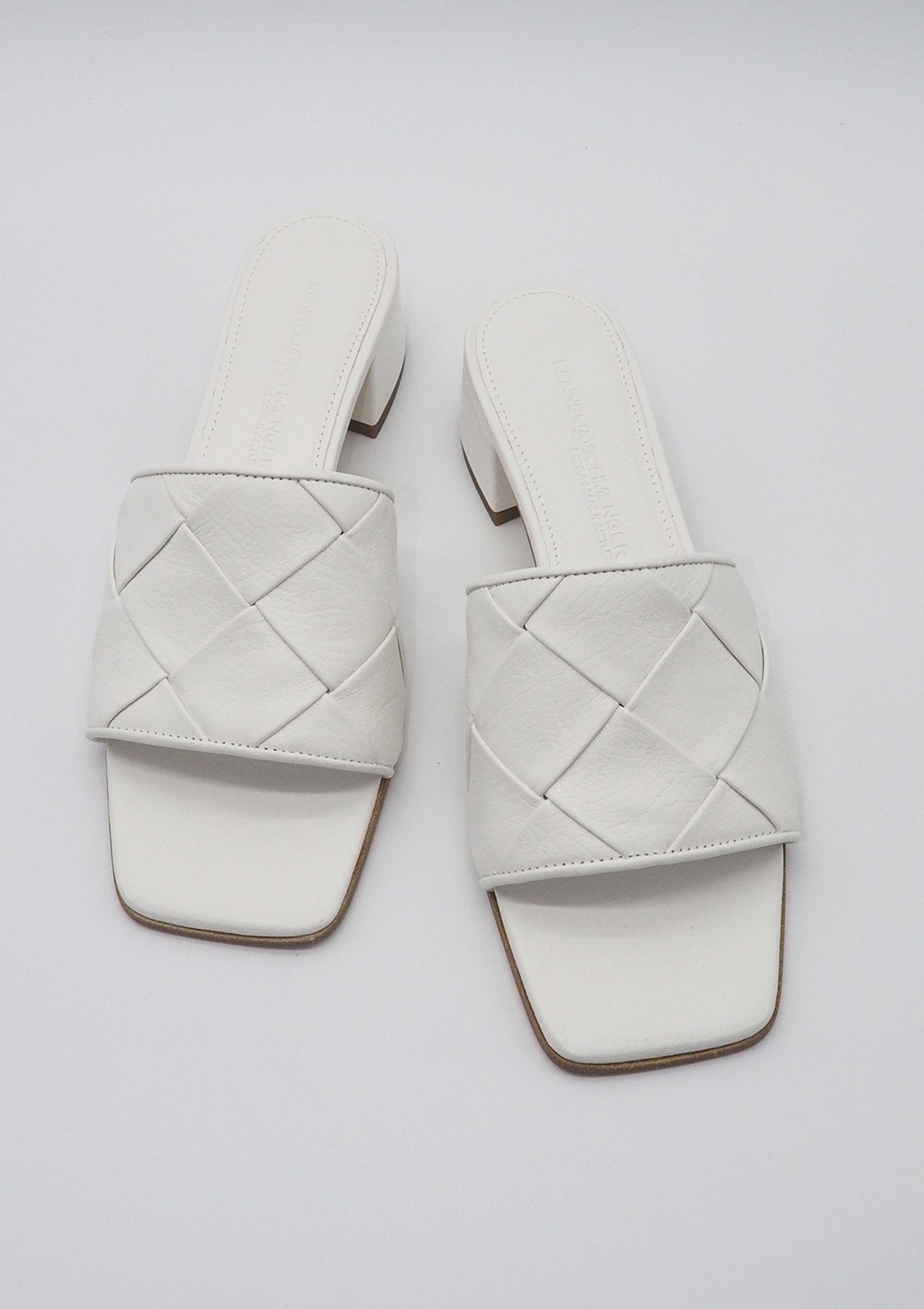 Damen Flechtpantolette mit sportivem Leder in Weiß Damen Mules & Sabots Kennel & Schmenger