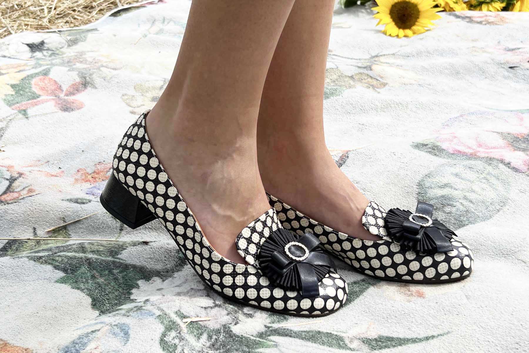 Damen Hochfront-Pumps "Ryuh" aus Polka-dots Leder mit opulenter Farbschleife in Dunkelblau & Weiß Damen Pumps & Slings Chie Mihara