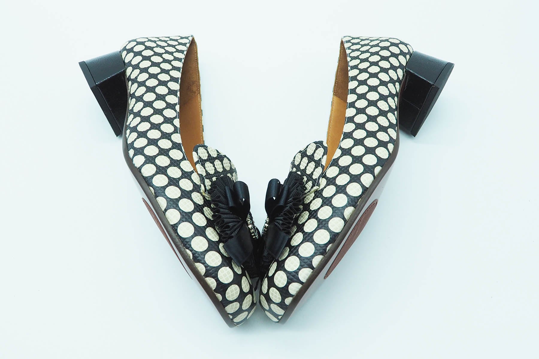 Damen Hochfront-Pumps "Ryuh" aus Polka-dots Leder mit opulenter Farbschleife in Dunkelblau & Weiß Damen Pumps & Slings Chie Mihara