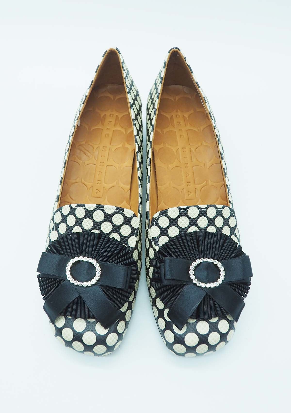 Damen Hochfront-Pumps "Ryuh" aus Polka-dots Leder mit opulenter Farbschleife in Dunkelblau & Weiß Damen Pumps & Slings Chie Mihara