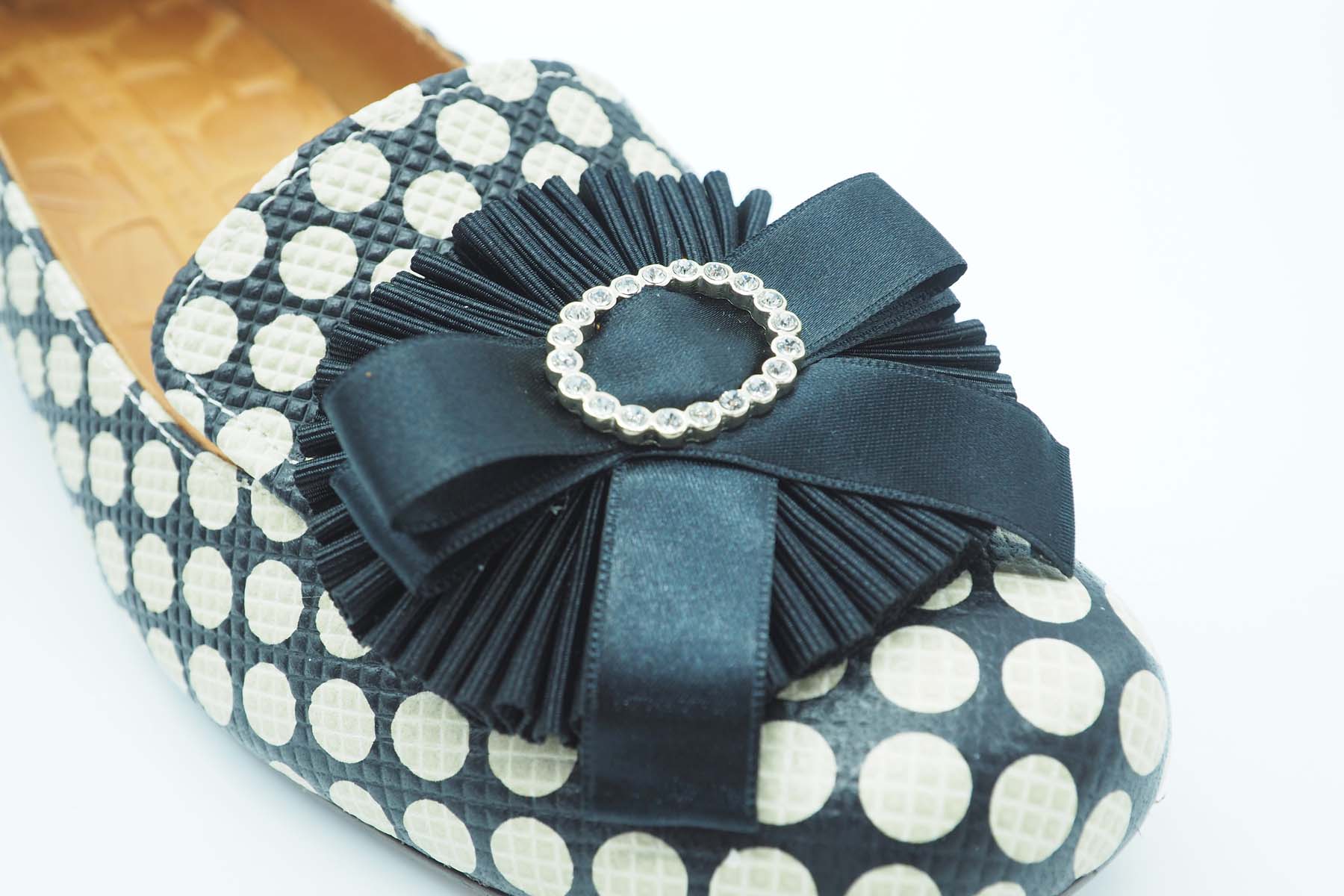 Damen Hochfront-Pumps "Ryuh" aus Polka-dots Leder mit opulenter Farbschleife in Dunkelblau & Weiß Damen Pumps & Slings Chie Mihara