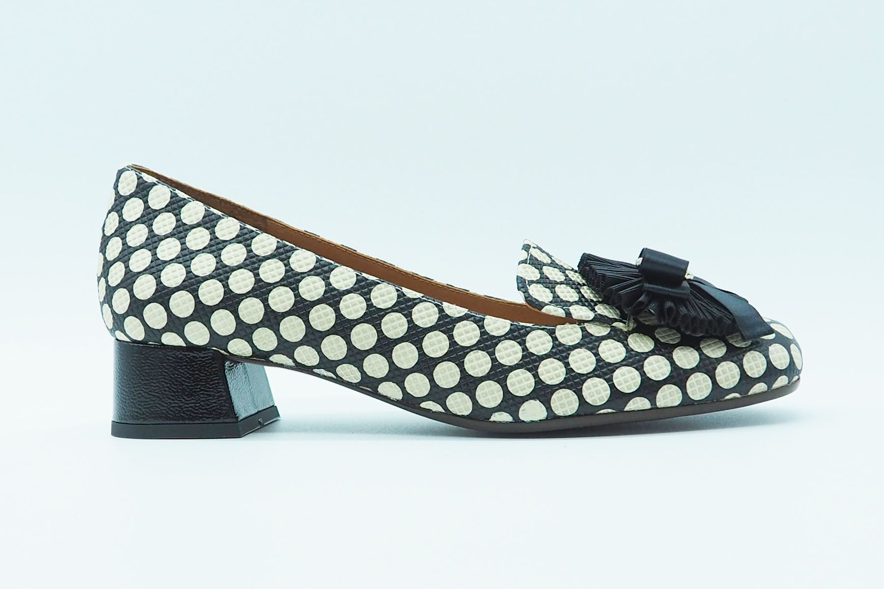 Damen Hochfront-Pumps "Ryuh" aus Polka-dots Leder mit opulenter Farbschleife in Dunkelblau & Weiß Damen Pumps & Slings Chie Mihara