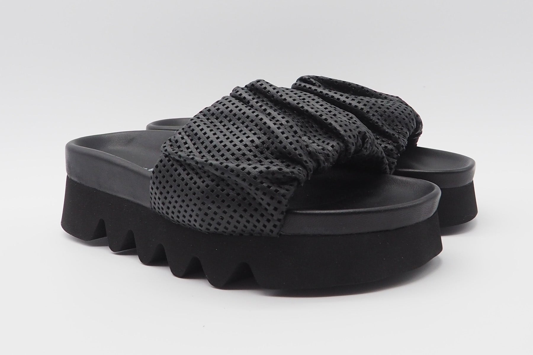 Damen Pantoffel aus perforiertem und in Falten gelegtem Nappaleder in Schwarz Damen Mules & Sabots Patrizia Bonfanti