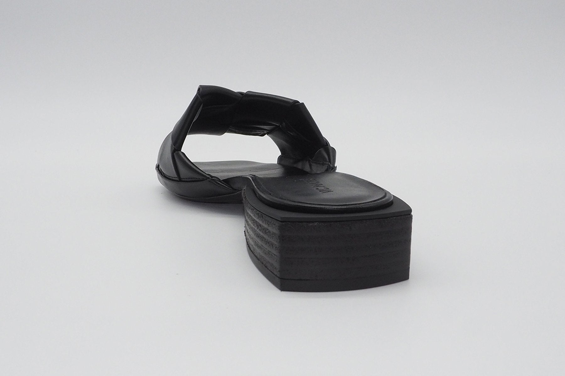 Damen Pantolette auf Karréeform mit Flechtbandage in Schwarz Damen Mules & Sabots Vic Matié
