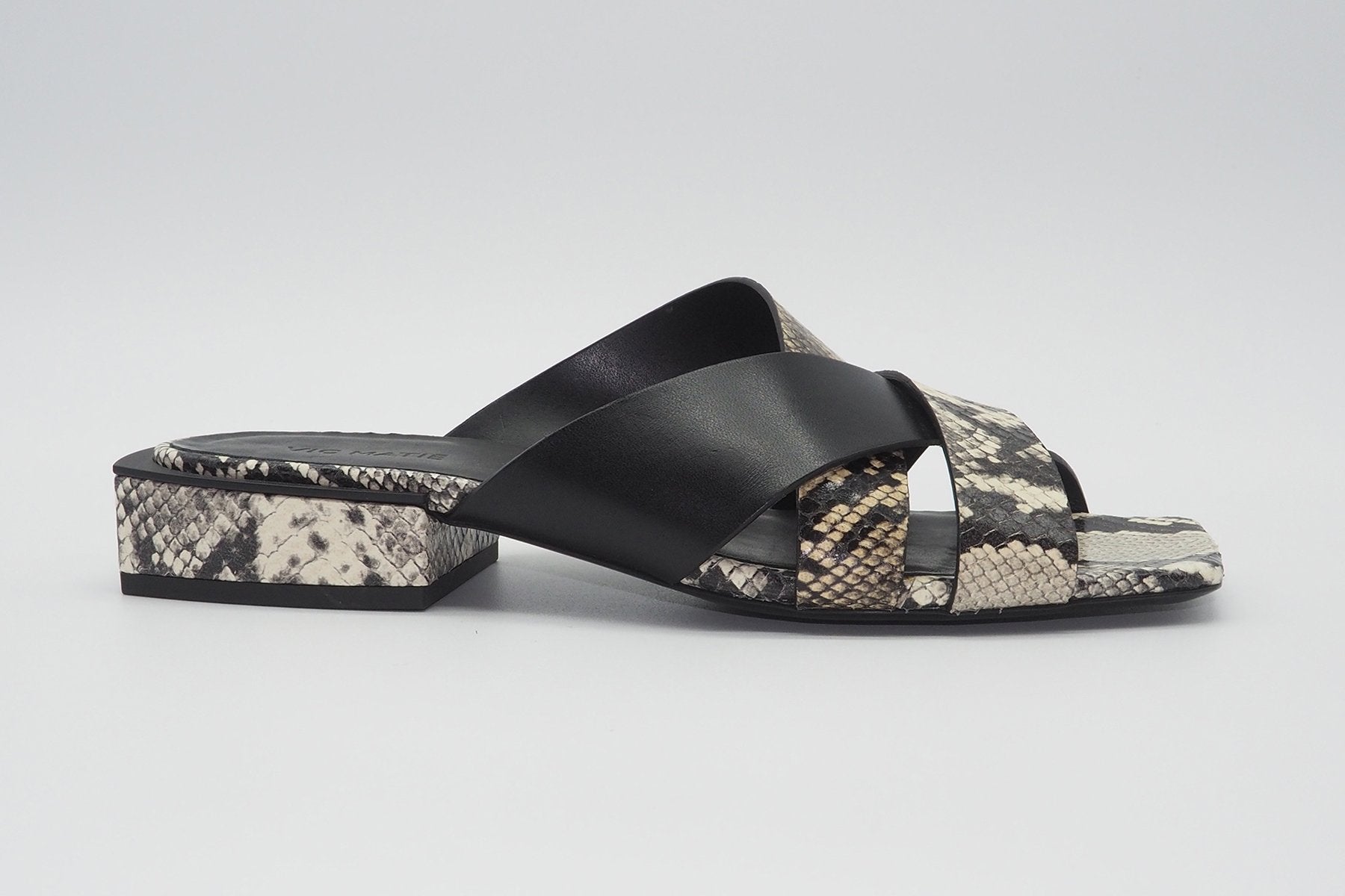 Damen Pantolette in Schwarz und Reptilprägung Damen Mules & Sabots Vic Matié