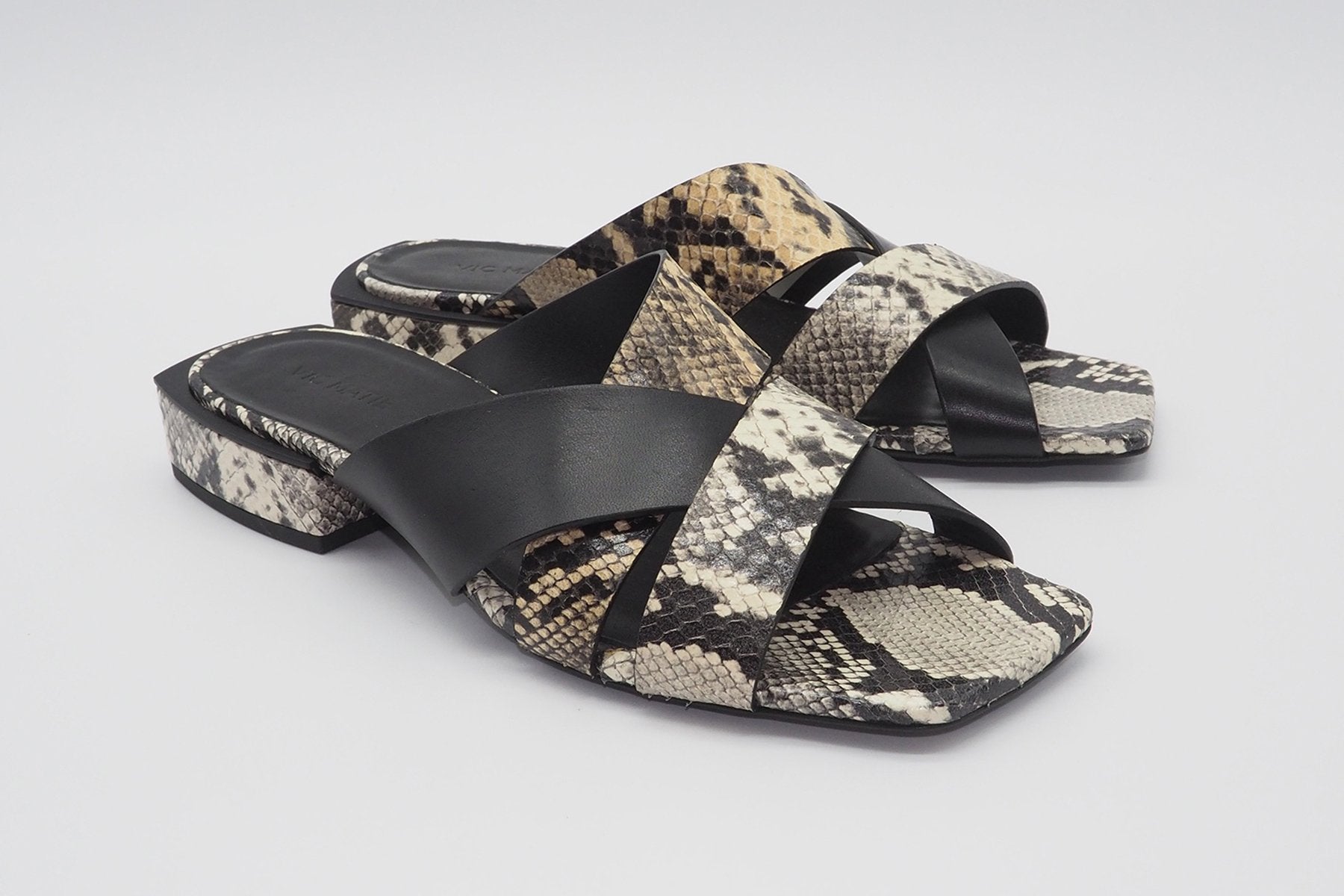 Damen Pantolette in Schwarz und Reptilprägung Damen Mules & Sabots Vic Matié