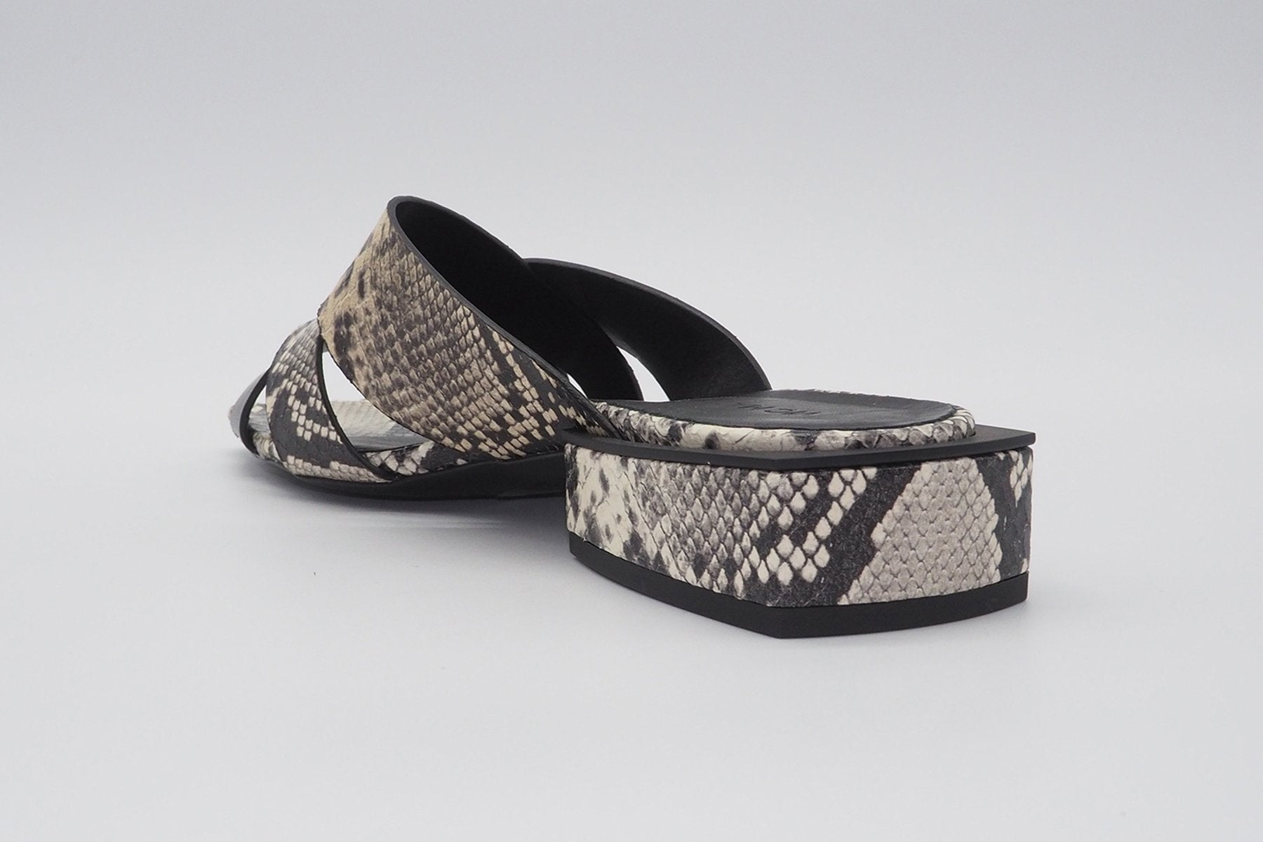 Damen Pantolette in Schwarz und Reptilprägung Damen Mules & Sabots Vic Matié