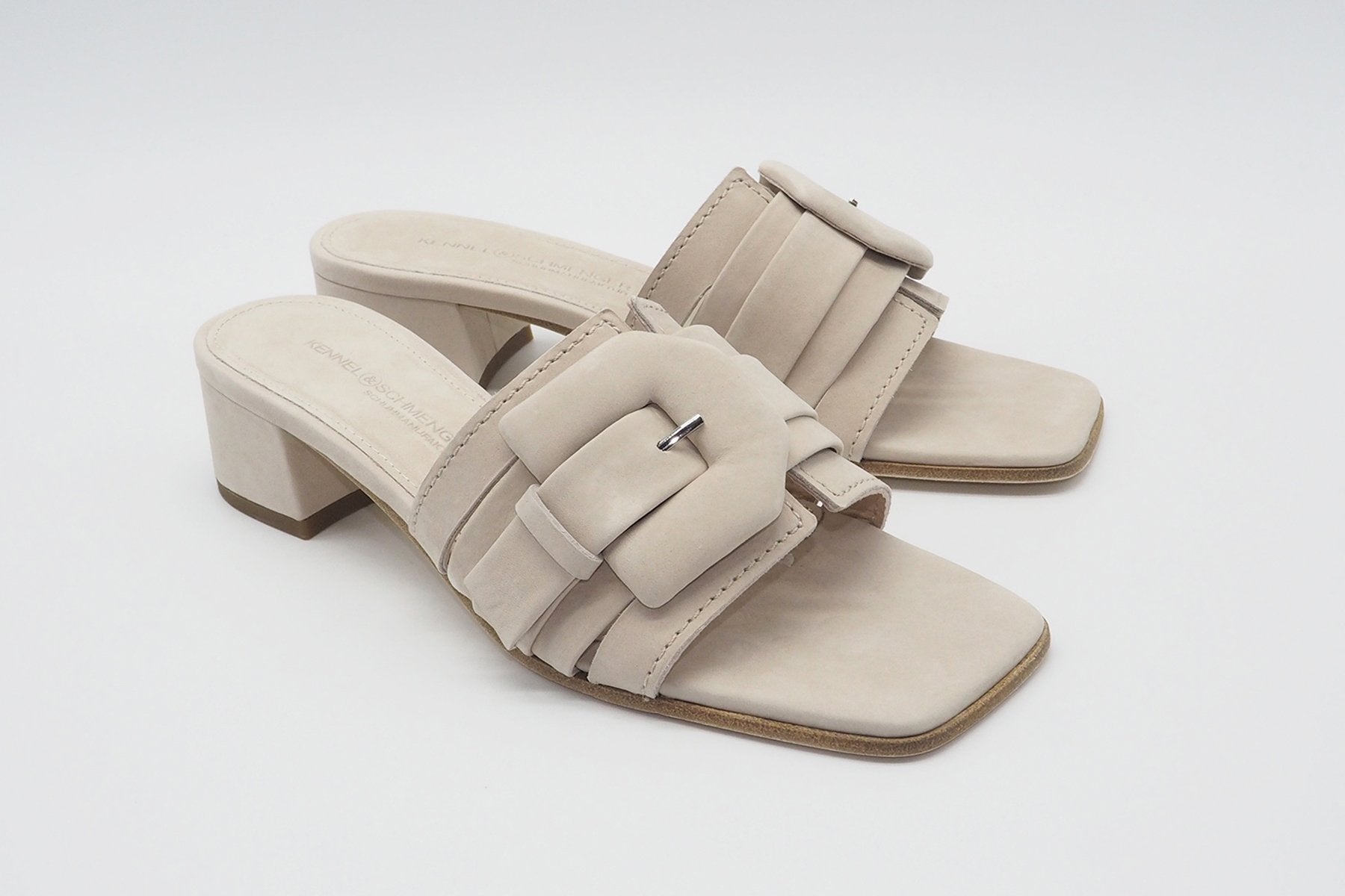 Damen Pantolette mit bezogener Schnalle - Nubukleder in puderigem Sand Damen Mules & Sabots Kennel & Schmenger