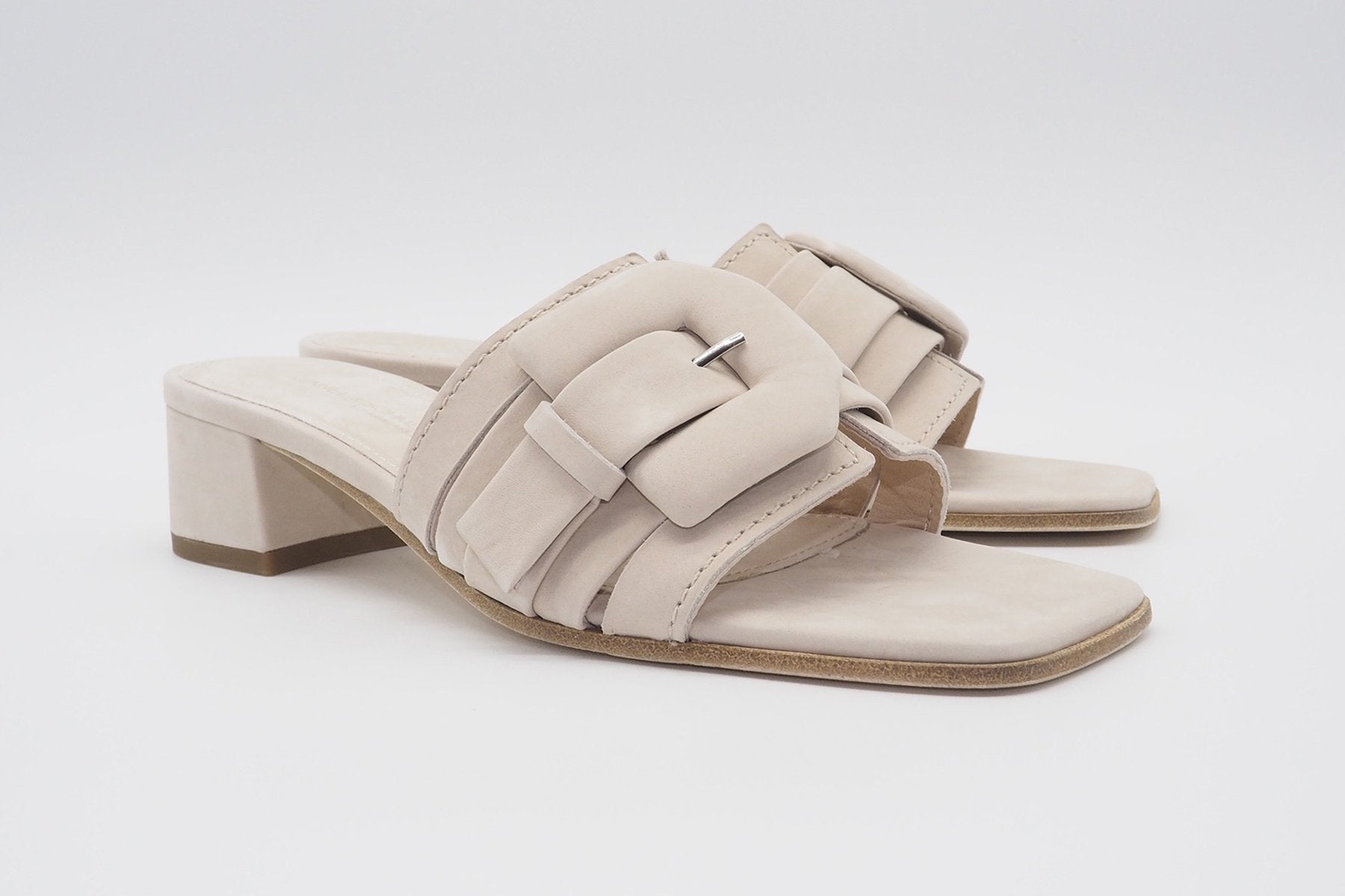 Damen Pantolette mit bezogener Schnalle - Nubukleder in puderigem Sand Damen Mules & Sabots Kennel & Schmenger