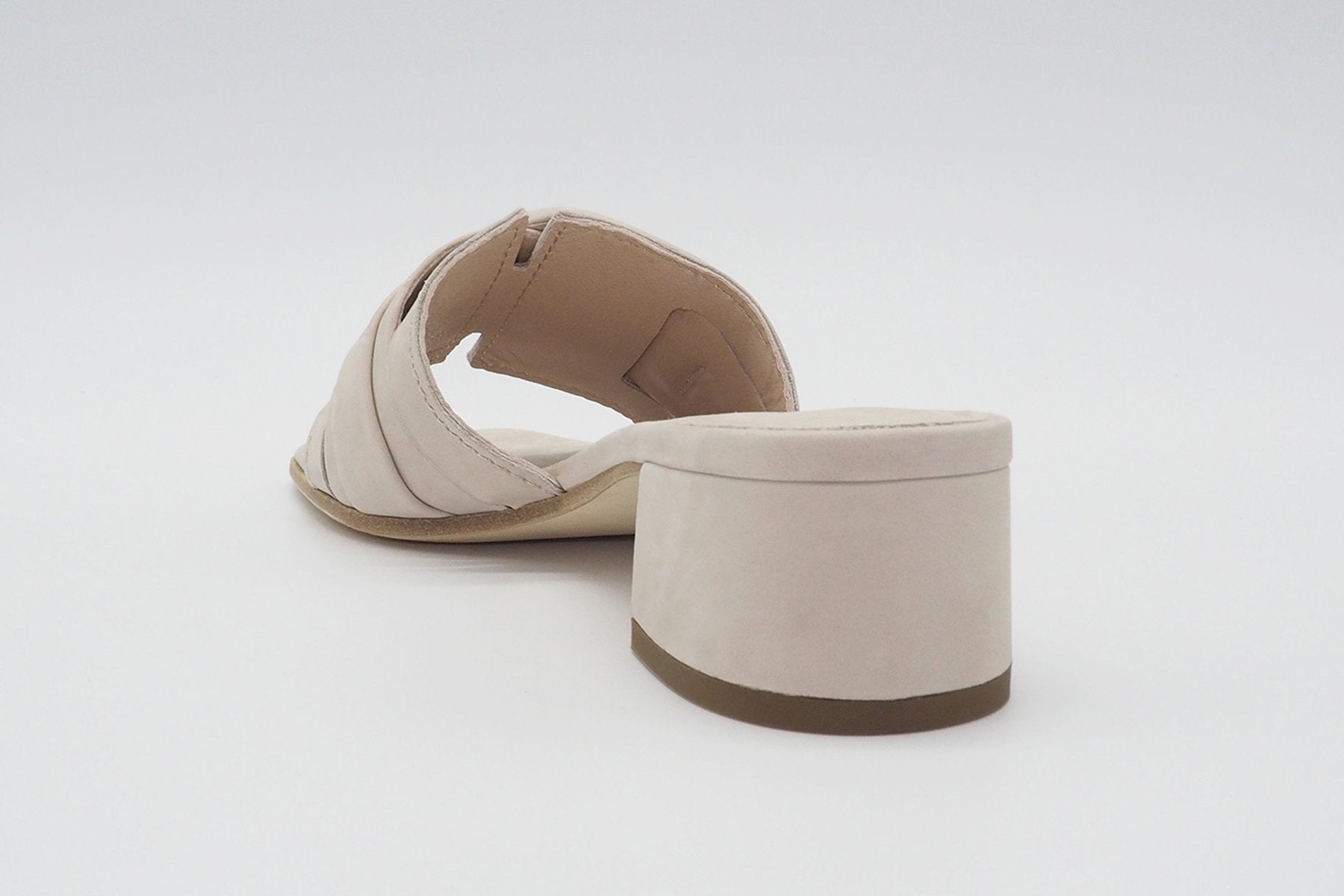 Damen Pantolette mit bezogener Schnalle - Nubukleder in puderigem Sand Damen Mules & Sabots Kennel & Schmenger