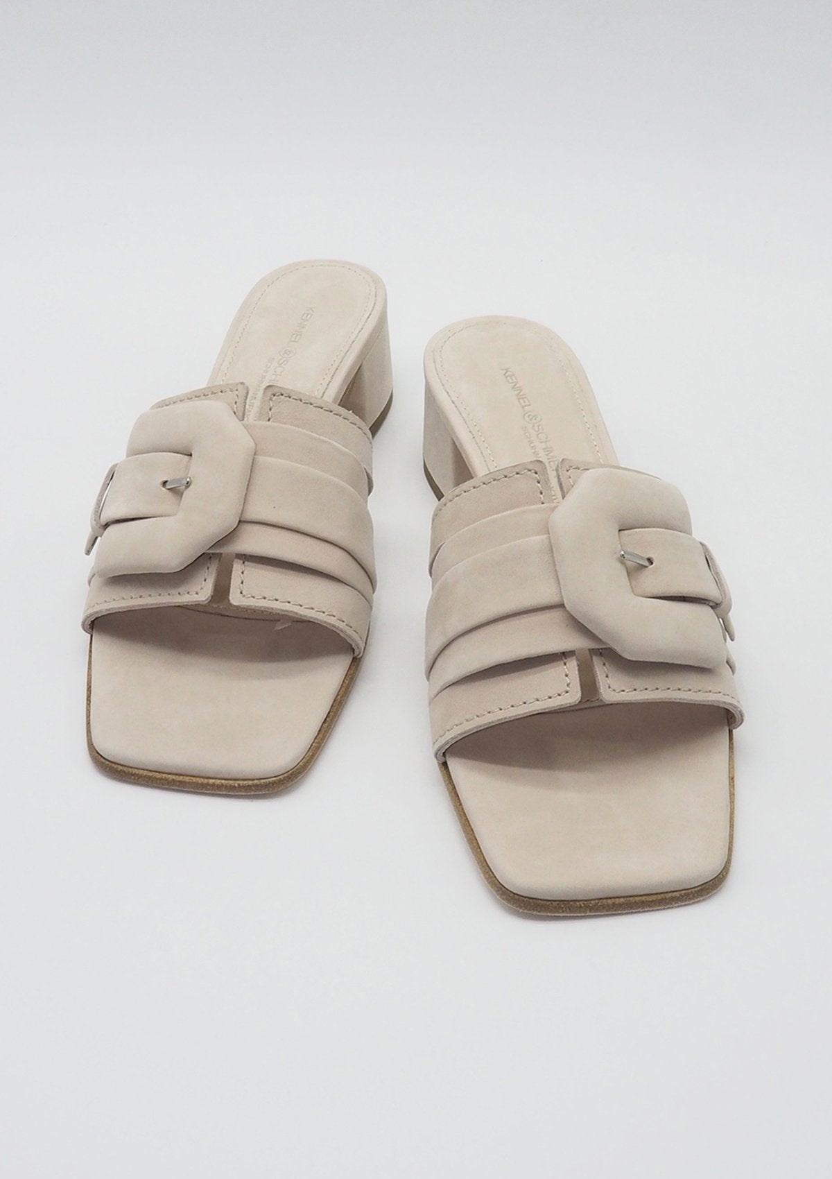 Damen Pantolette mit bezogener Schnalle - Nubukleder in puderigem Sand Damen Mules & Sabots Kennel & Schmenger