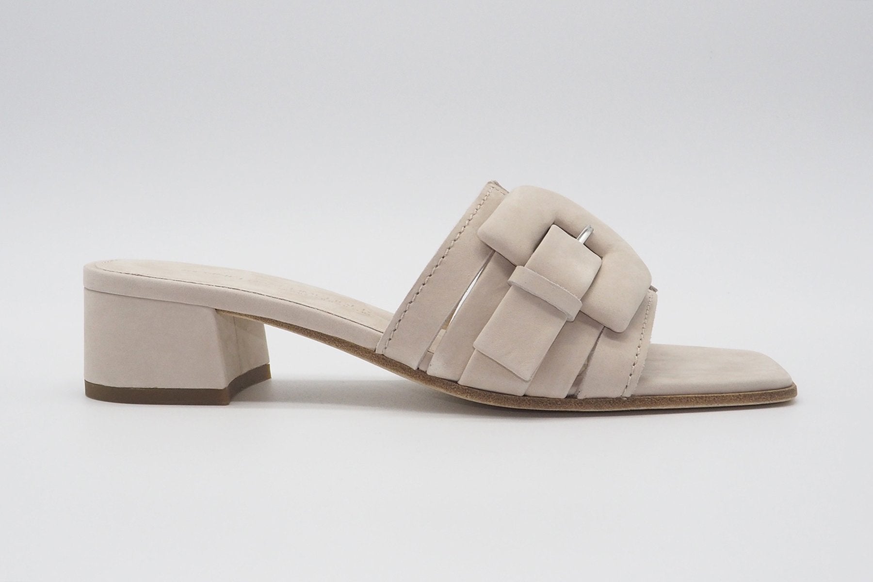 Damen Pantolette mit bezogener Schnalle - Nubukleder in puderigem Sand Damen Mules & Sabots Kennel & Schmenger