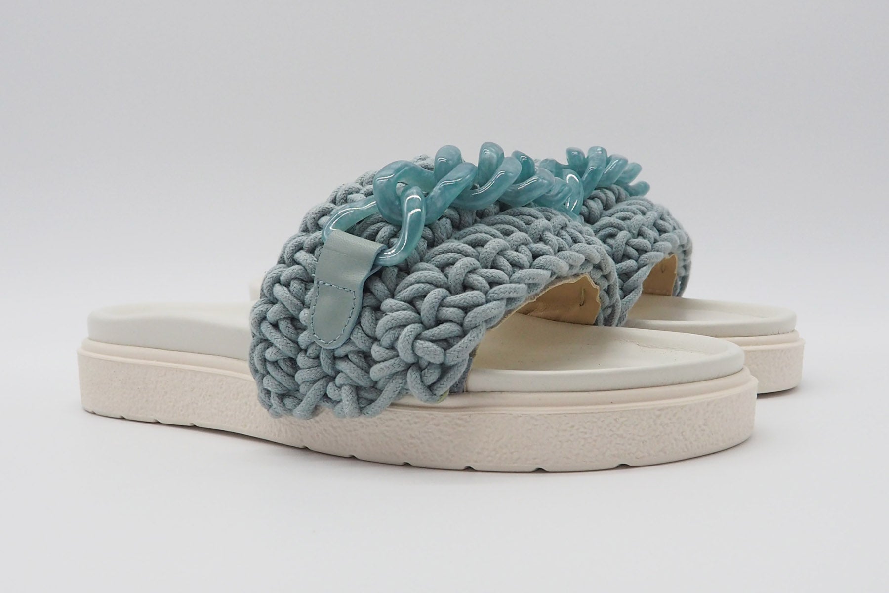 Damen Pantolette mit gehäkelter Bandage aus Textil in Hellblau - opulente Dekokette Damen Mules & Sabots Inuikii