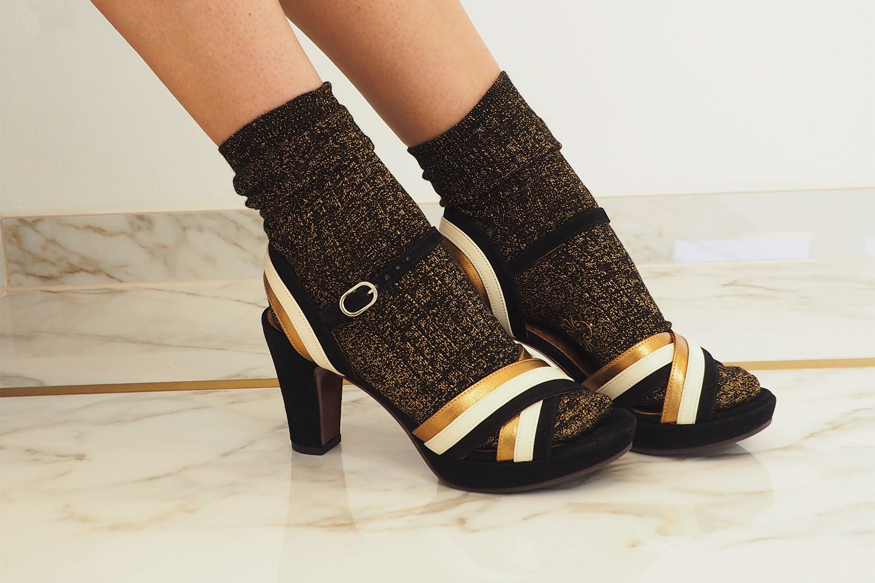 Damen Plateau-Sandale in Veloursleder - Schwarz, Gold & Creme Damen Sandalen Chie Mihara