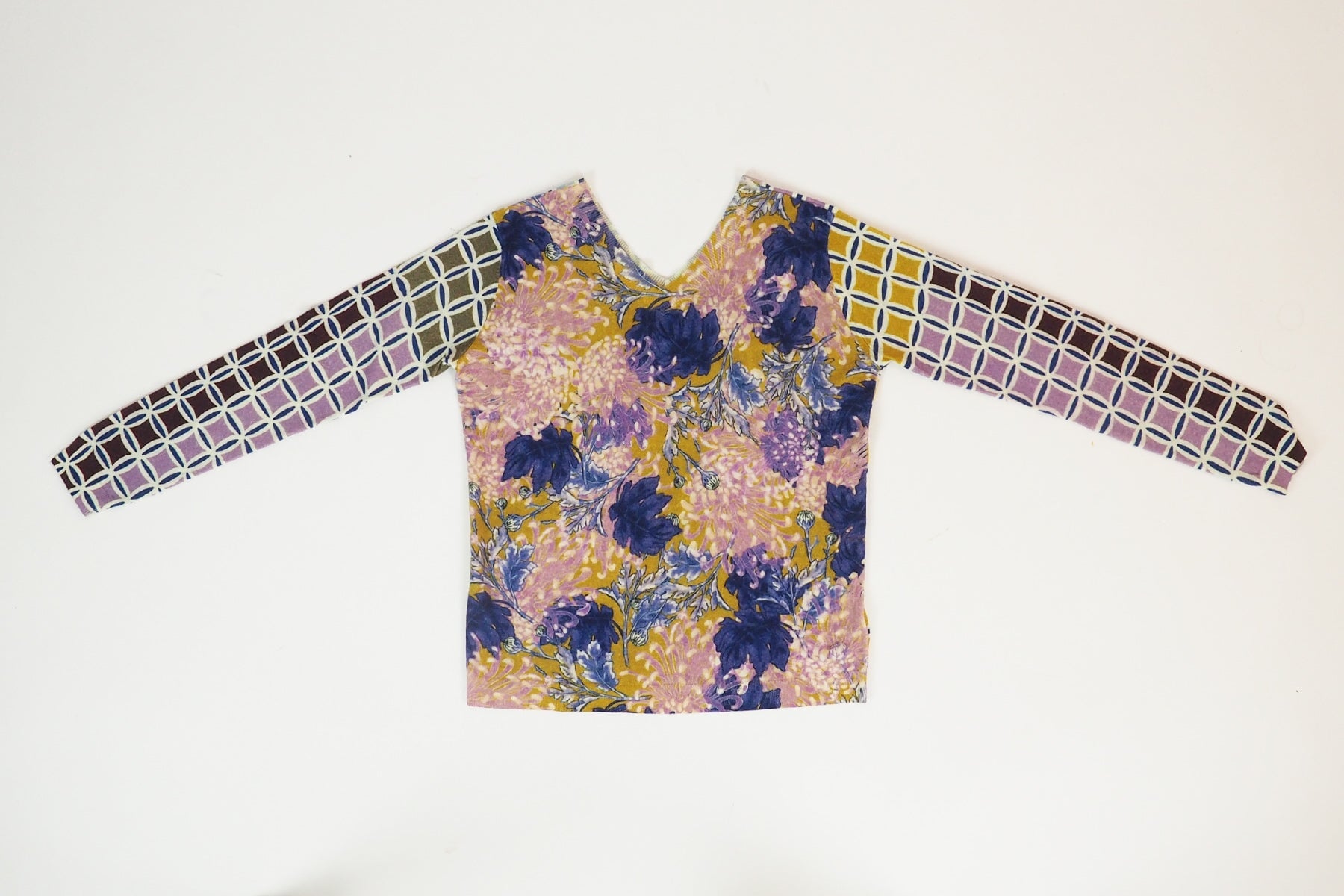 Damen Pullover aus feiner Merino Wolle mit V-Ausschnitt in Multicolor Damen Pullover in bed with you