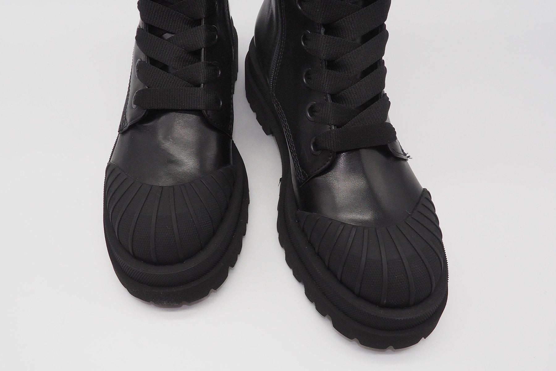 Damen Schnürboots im Combatstil aus hochwertigem Leder in Schwarz Damen Schnürboots Kennel & Schmenger
