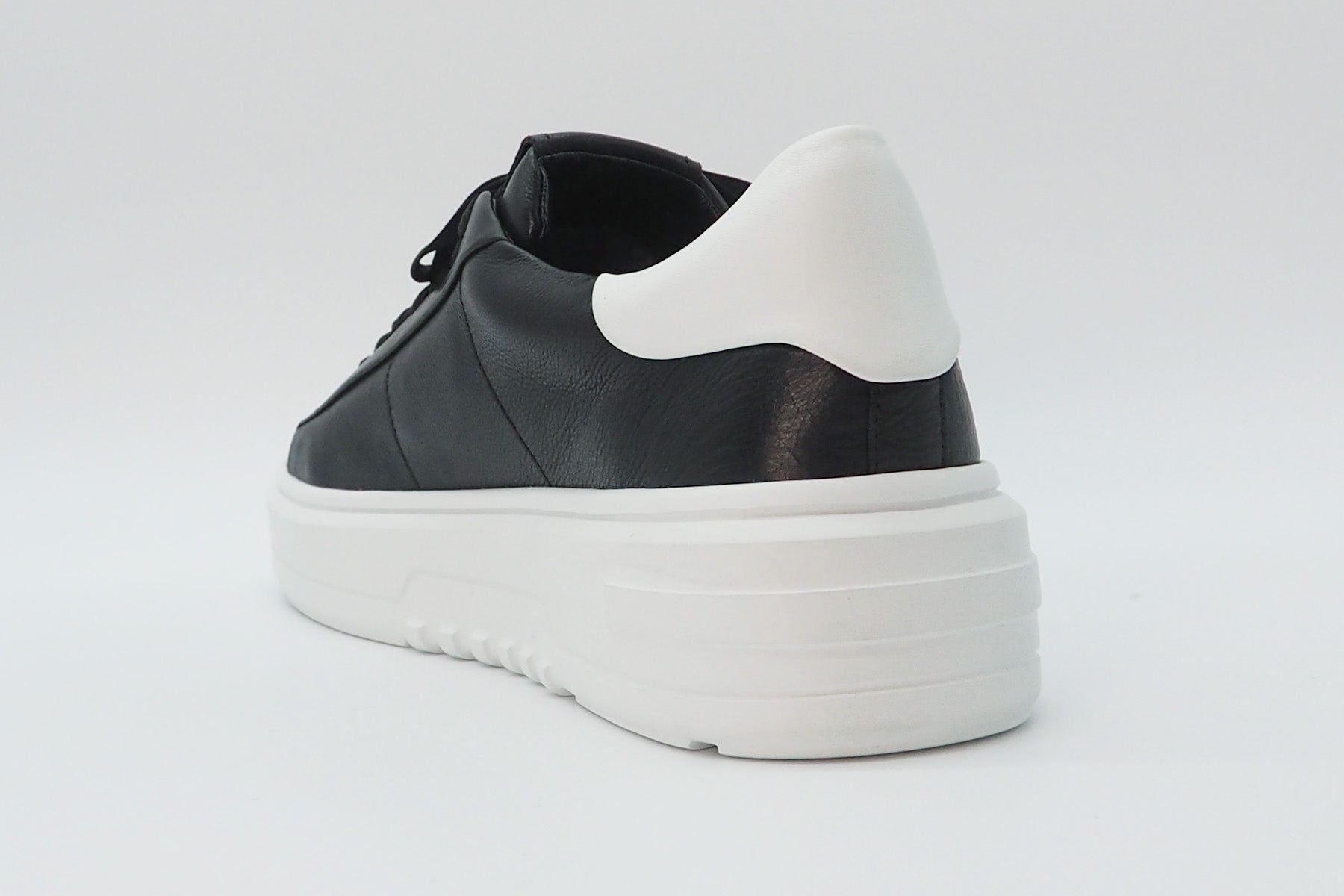 Damen Sneaker aus Leder in Schwarz mit weißer Sohle Damen Sneaker Kennel & Schmenger