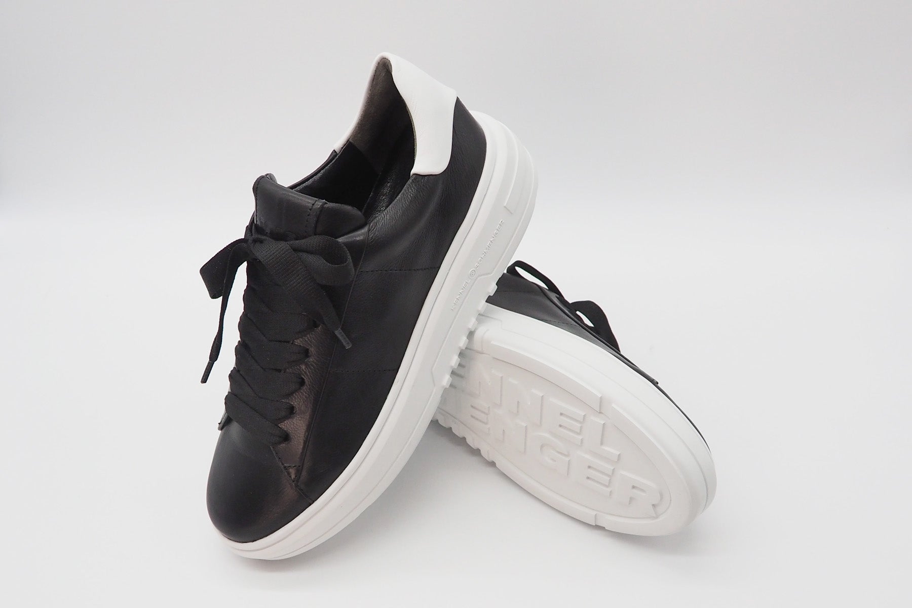 Damen Sneaker aus Leder in Schwarz mit weißer Sohle Damen Sneaker Kennel & Schmenger